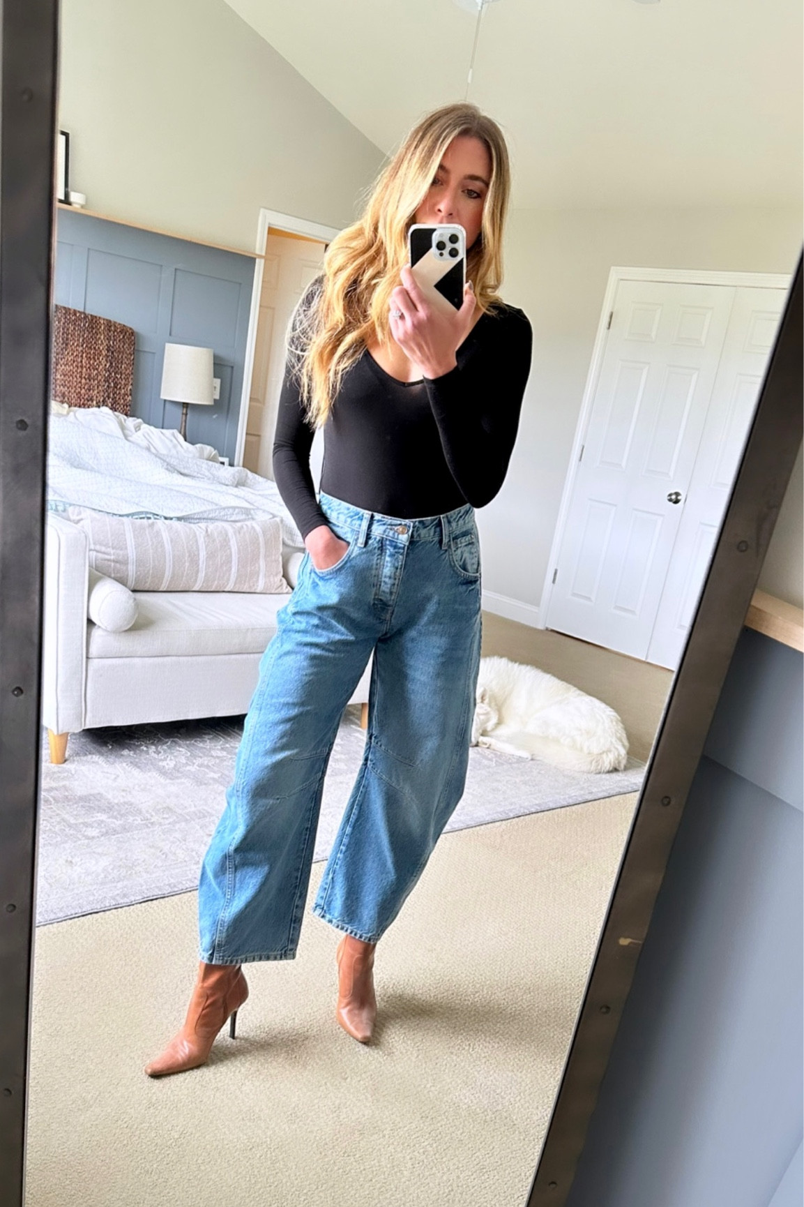 These barrel jeans are my new favorite piece of denim😍 Perfect for Fall. Pair with heels & a bodysuit, or flats/ sneakers with a crop sweater. Baggy and comfy but with a cinched waist & the perfect back wedge 🍑. I recommend sizing down 1-2 sizes. 

#LTKover40 #LTKstyletip #LTKfitness