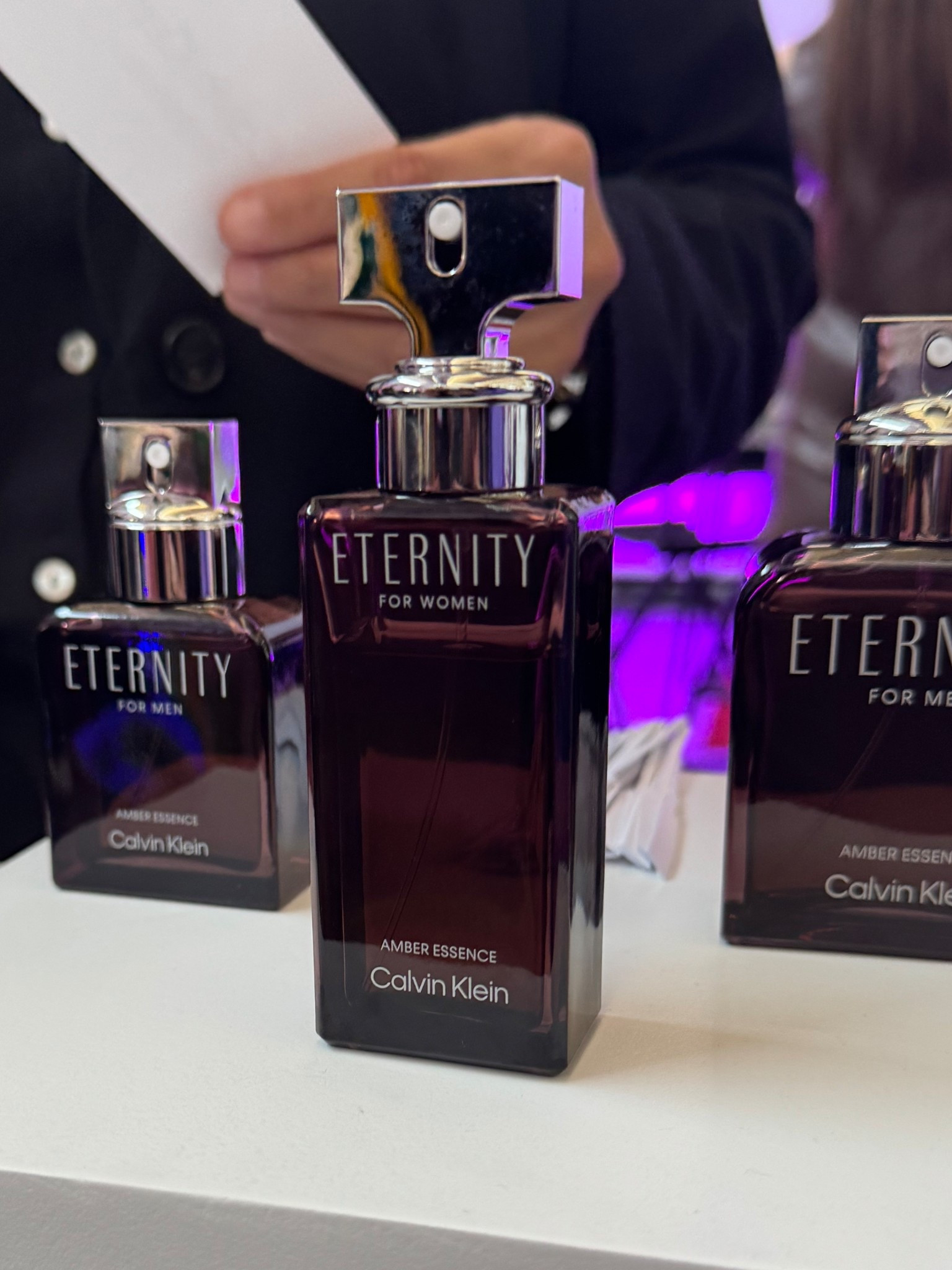 Achei um perfume sexy de mulher poderosa! Amadeirado, me lembrou couro! Aroma diferente, saindo do óbvio docinho. Chique, invernal, perfeito para qualquer ocasião. Em breve disponível! 