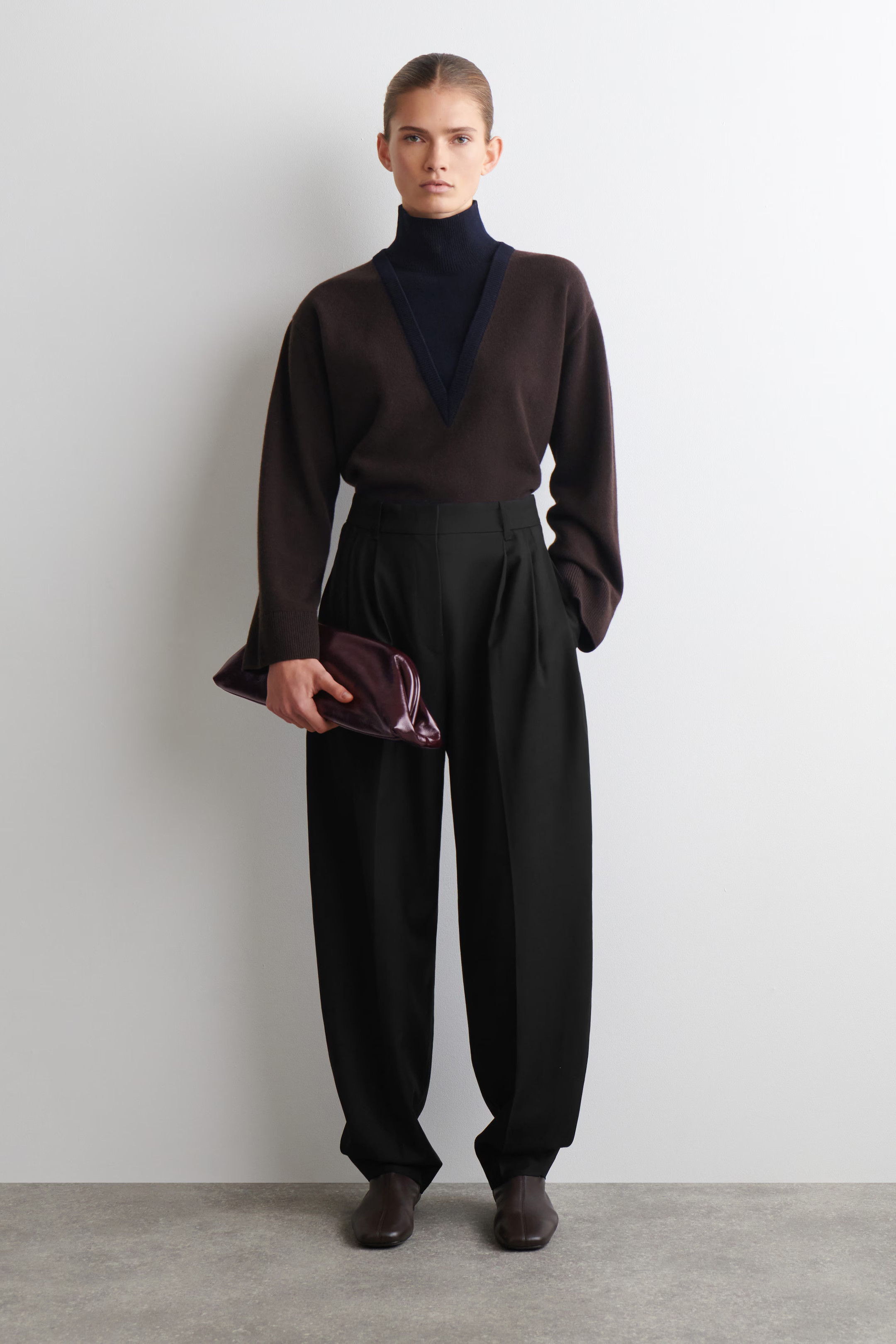 INGOT CLUTCH BAG - LEATHER - BORDEAUX | COS GB | COS UK