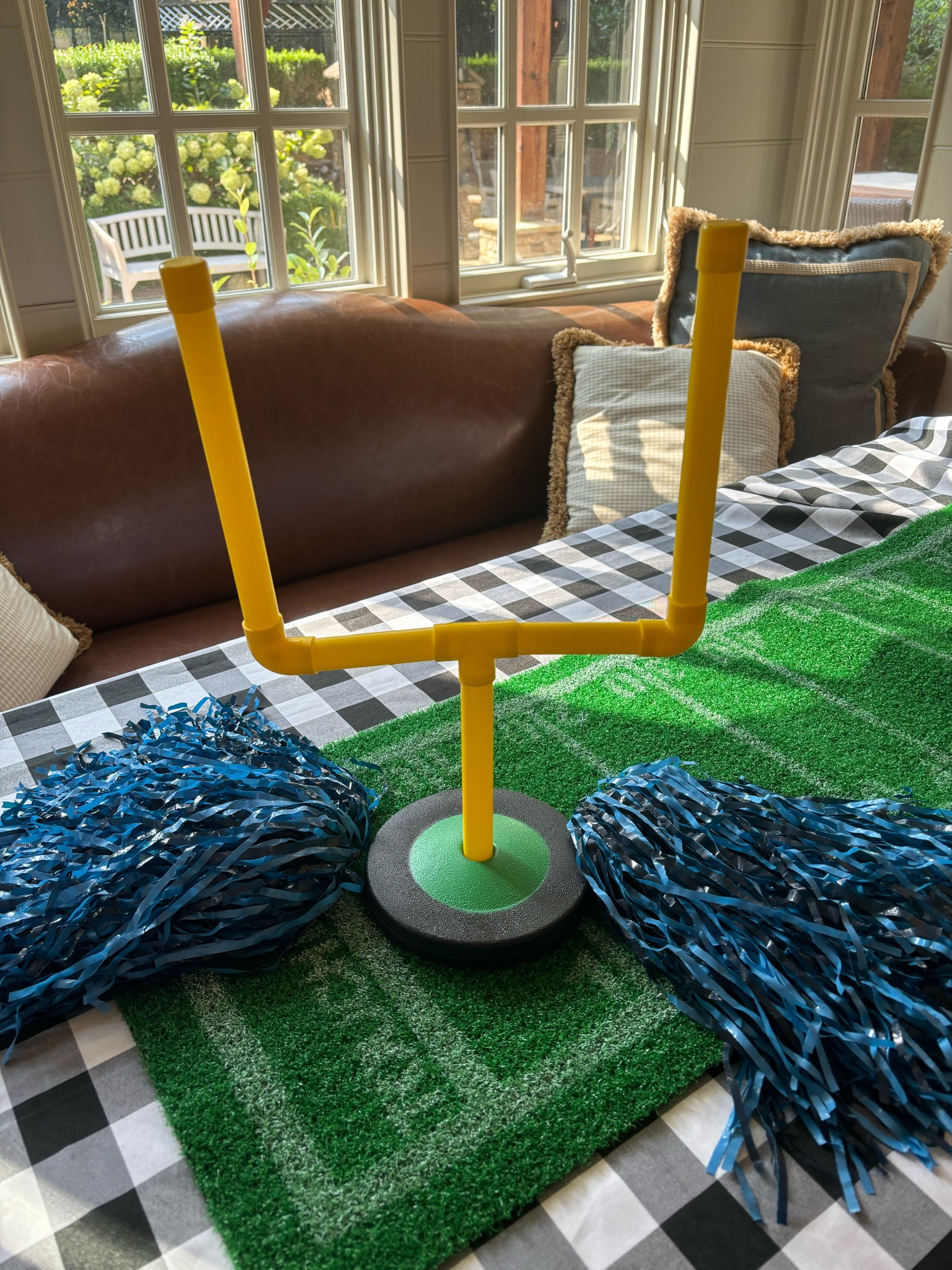 Game day ready with this football goal centerpiece. Easy to carry and store! 