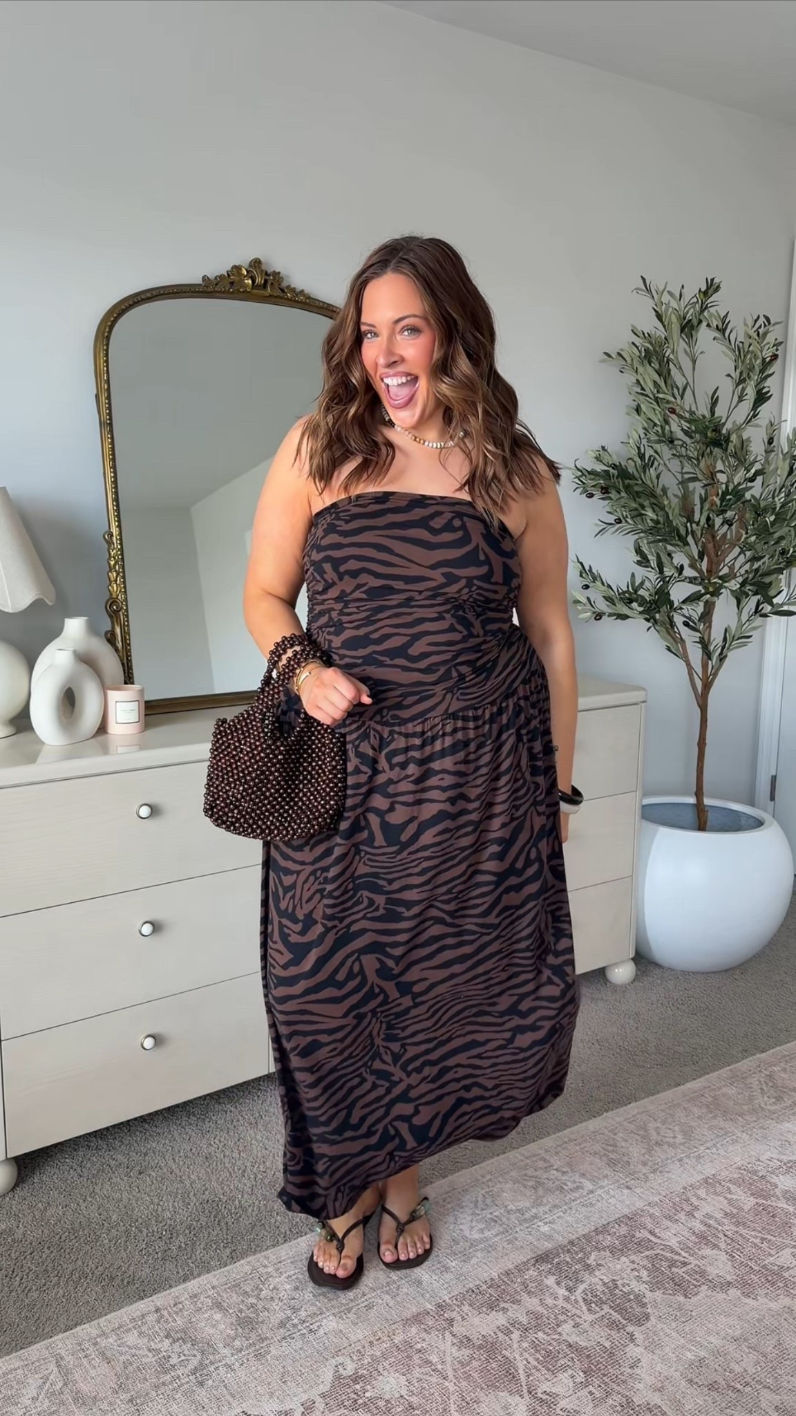 Wearing a size large!! Regularly a size 16! Super stretchy! 