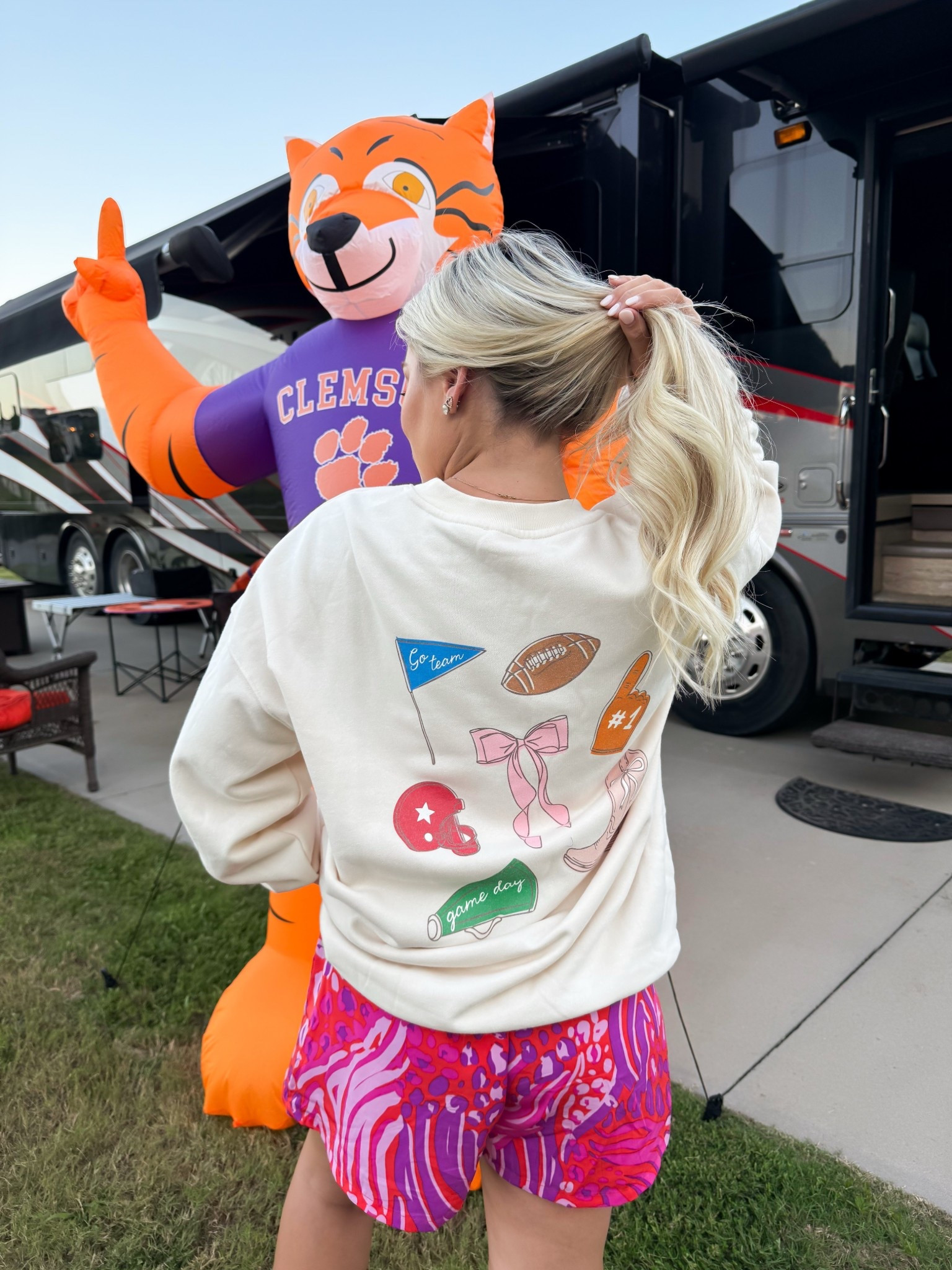 Wearing size large!
Gameday sweatshirt! 

#LTKFindsUnder50 #LTKSeasonal #LTKParties