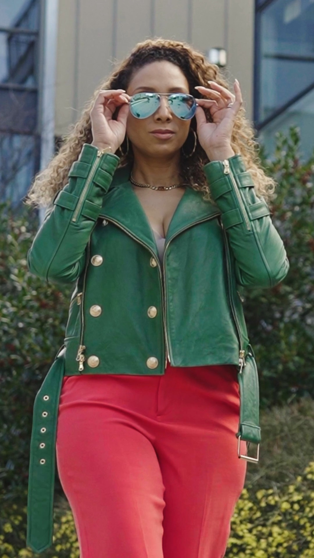Spring is around the corner and I’m ready to break out my juiciest colors!!! A leather jacket in a bright color is a great transitional piece and of course pair it with plenty of attitude!
#leatherjacket #springfashion #aliceandolivia #lagence #brights 