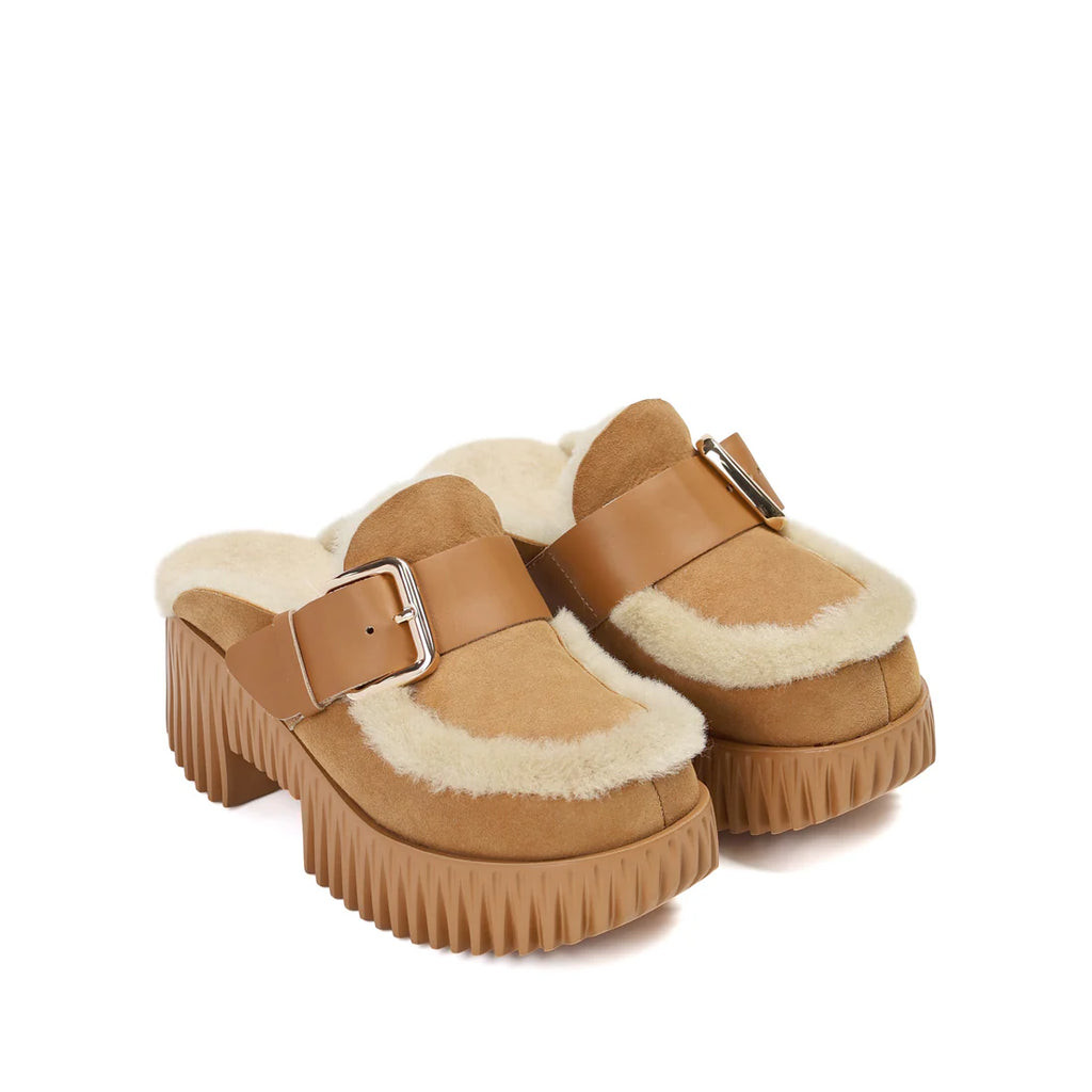 Plia Amber Camel Clogs | HAILOS