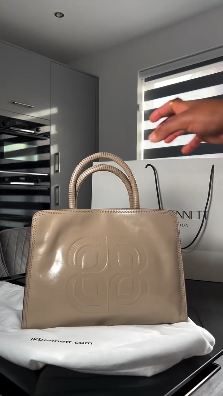 Thought I should sneak in and show y’all this iconic tote bag from @lkbennettlondon that I’ll be wearing all Autumn Winter!!!

Product-
Ella embossed tote bag!

Available on my #ltk link in bio.

.
.
#wearinglkb #lkbstylecollective #autumnbags🍂👜 #baghaul