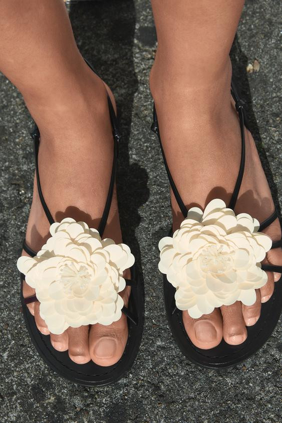 Flat sandal with straps and flower detail on the front. Back strap. Square toe finish.Sole height... | Zara US