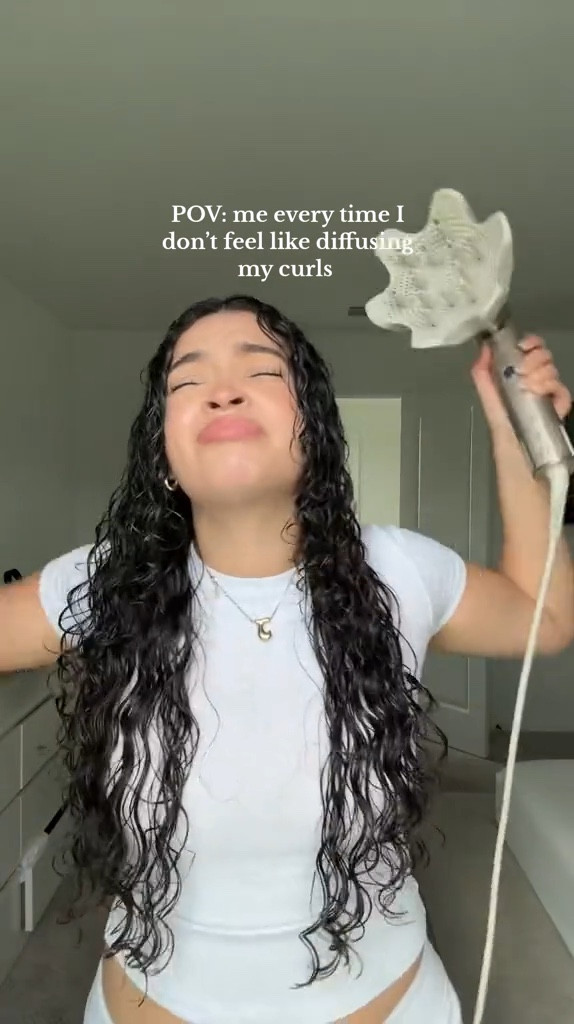 Diffusing curls is a whole sport #curlyhair #curlygirl #curlyhairproblems
#curlyhairroutine #diffuser #naturalhair