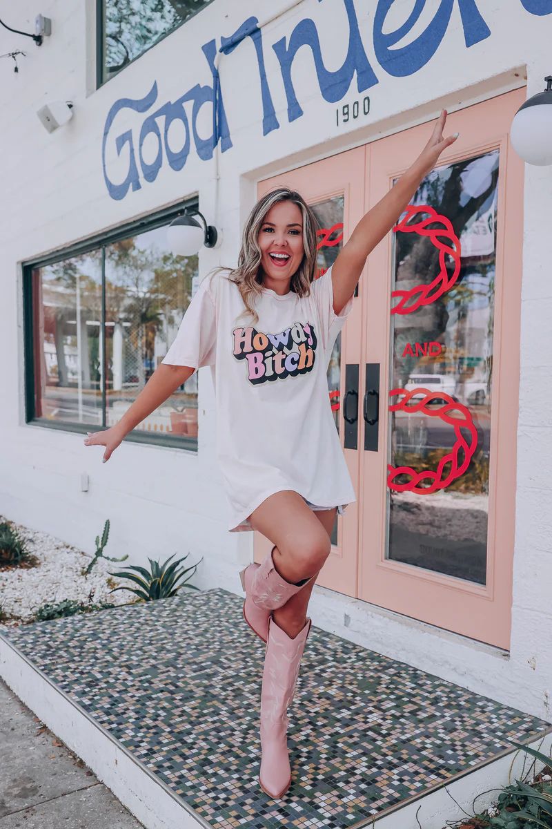 Howdy B Graphic Tee - Light Pink | Whiskey Darling Boutique