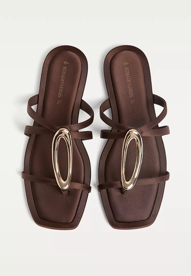 Platte sandalen met studs detail - Alles bekijken voor dames | Stradivarius Netherlands | Stradivarius (NL)