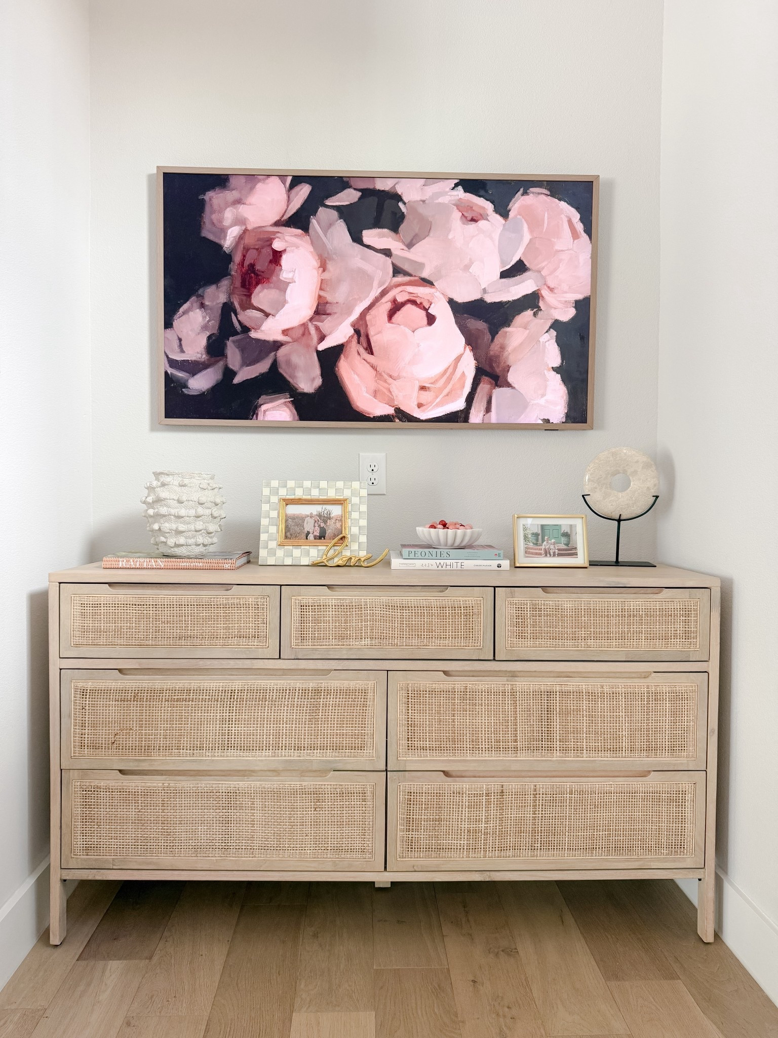 happy love week 💘🌹💌 #valentinesdecor #valentinesday #homedecor #livingroomstyle #peonies

#LTKSeasonal #LTKValentine #LTKHome