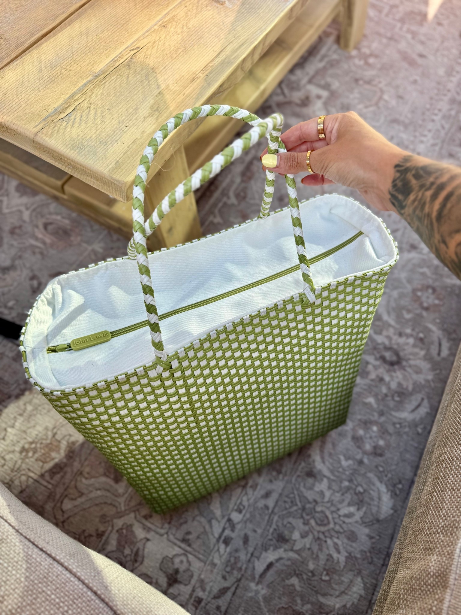 Quite possibly the BEST cooler bag i’ve ever seen! Mine’s the green 15 litre one it comes in other colours and sizes too! 💚💛🧡🩵