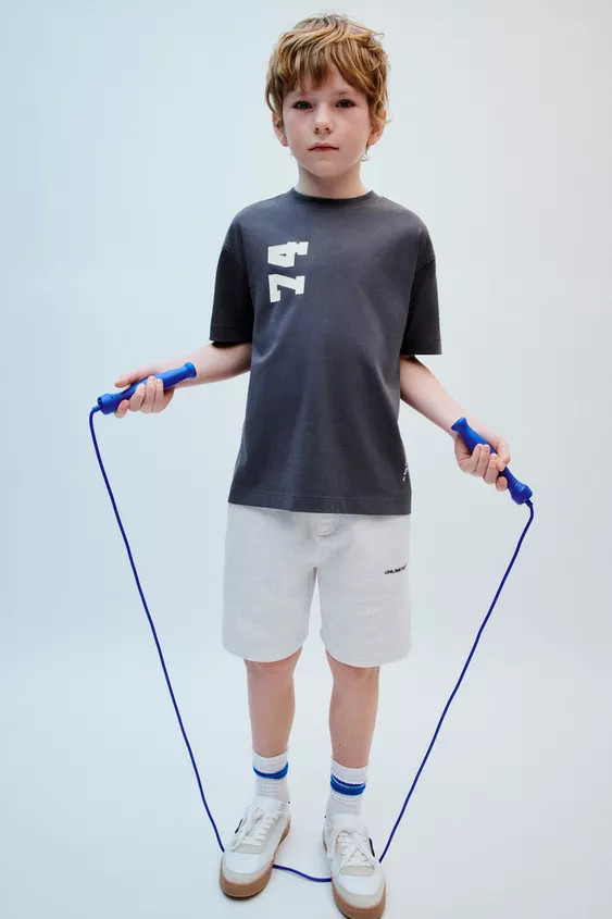 Round neck T-shirt with short sleeves. Front print and label appliqué at back. | Zara US