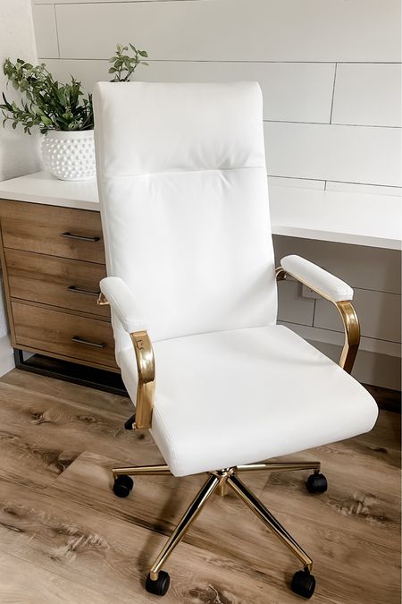 Amazon desk chair! #amazon #amazonhome #founditonamazon #officedecor #deskchair #officechair #homeoffice #homedecor

#LTKworkwear #LTKsalealert #LTKhome