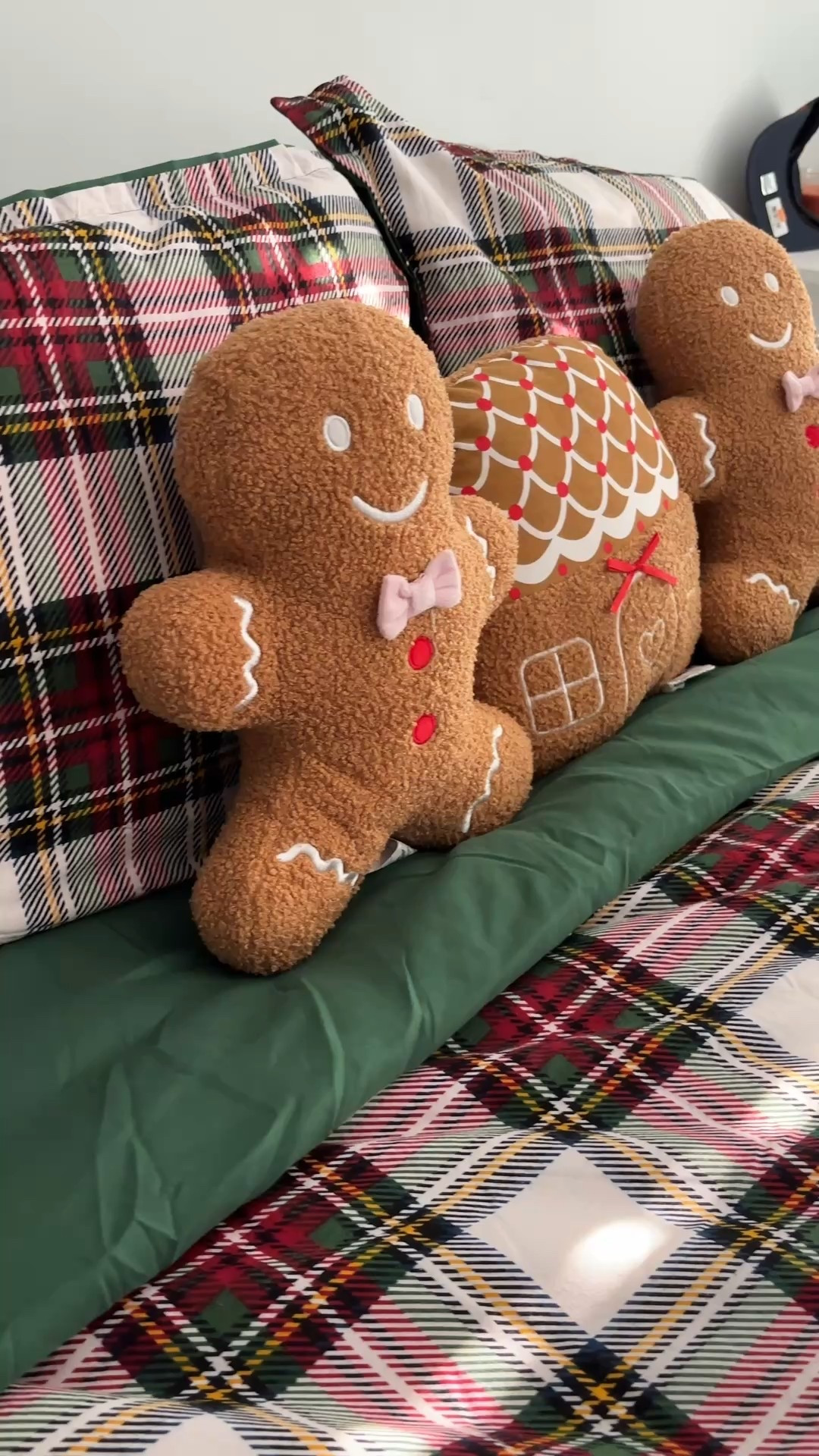 Bedding reset for Christmas! 

#LTKHome #LTKmomlife #LTKHoliday