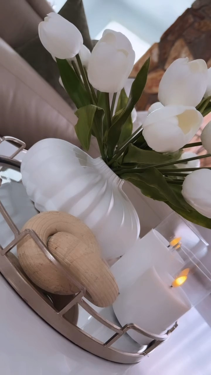 Lo nuevo complementa con lo viejo y hacen una combinación perfecta ✨
#homedecor #home #interior #decor  #homesweethome #decoration #homedecoration #interiordecor #livingroom #homestyle 

#LTKSeasonal #LTKVideo #LTKHome