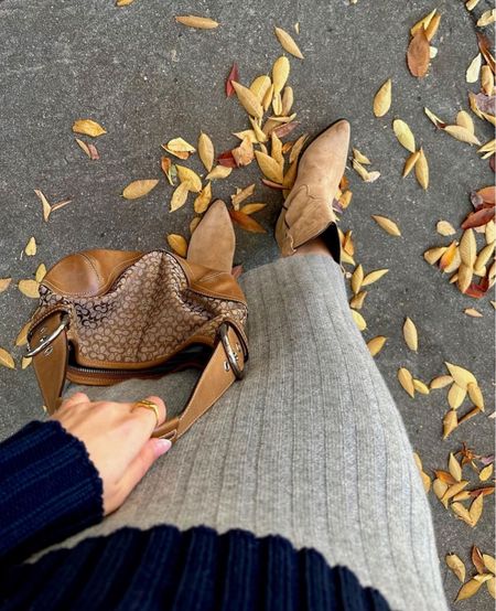 Knits, cashmere, and gold


#LTKU #LTKSeasonal #LTKstyletip