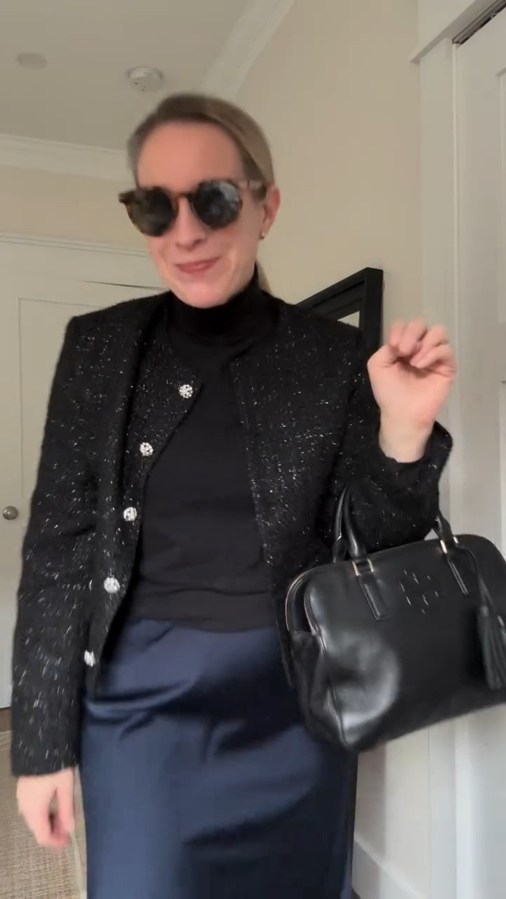 All about the sparkle lately!

Happy Wednesday ✨

#momootd #classicstyle #everydaystyle #holidayoutfit