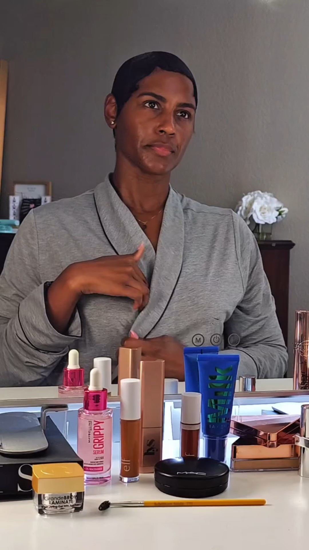 It's tempting and fun to follow every trend and technique, but do you have a signature look?

Your go-to that just hits every time!! What is it?👇🏾

#signaturemakeup #beautytips #makeuplover #tallgirls #over40makeup #dallasinfluencer