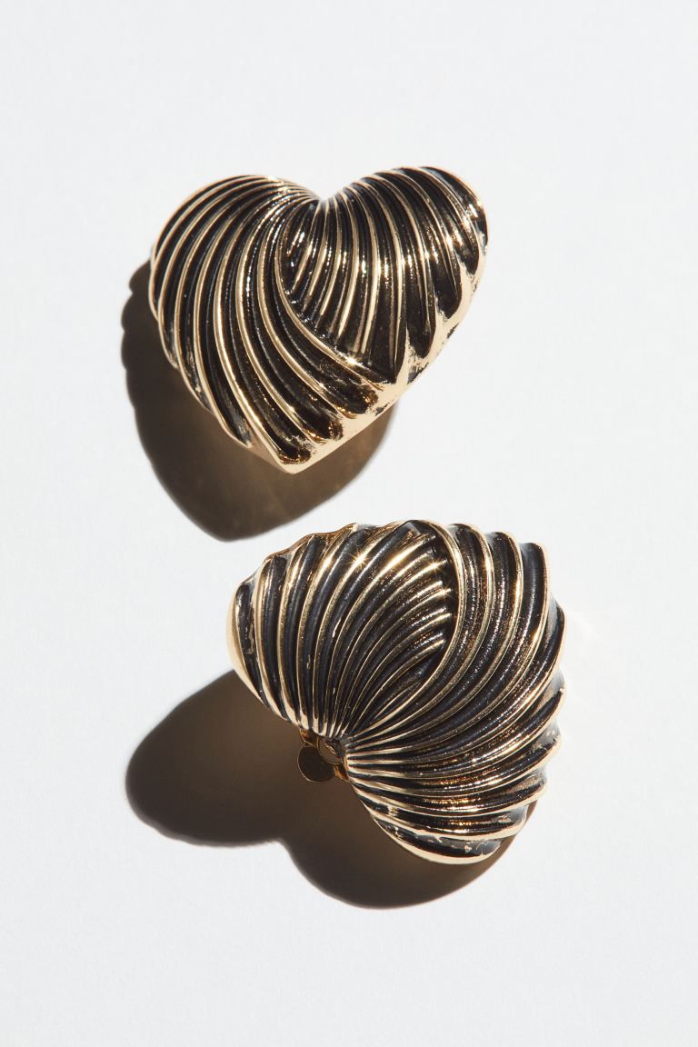 Heart-shaped earrings | H&M (UK, MY, IN, SG, PH, TW, HK)