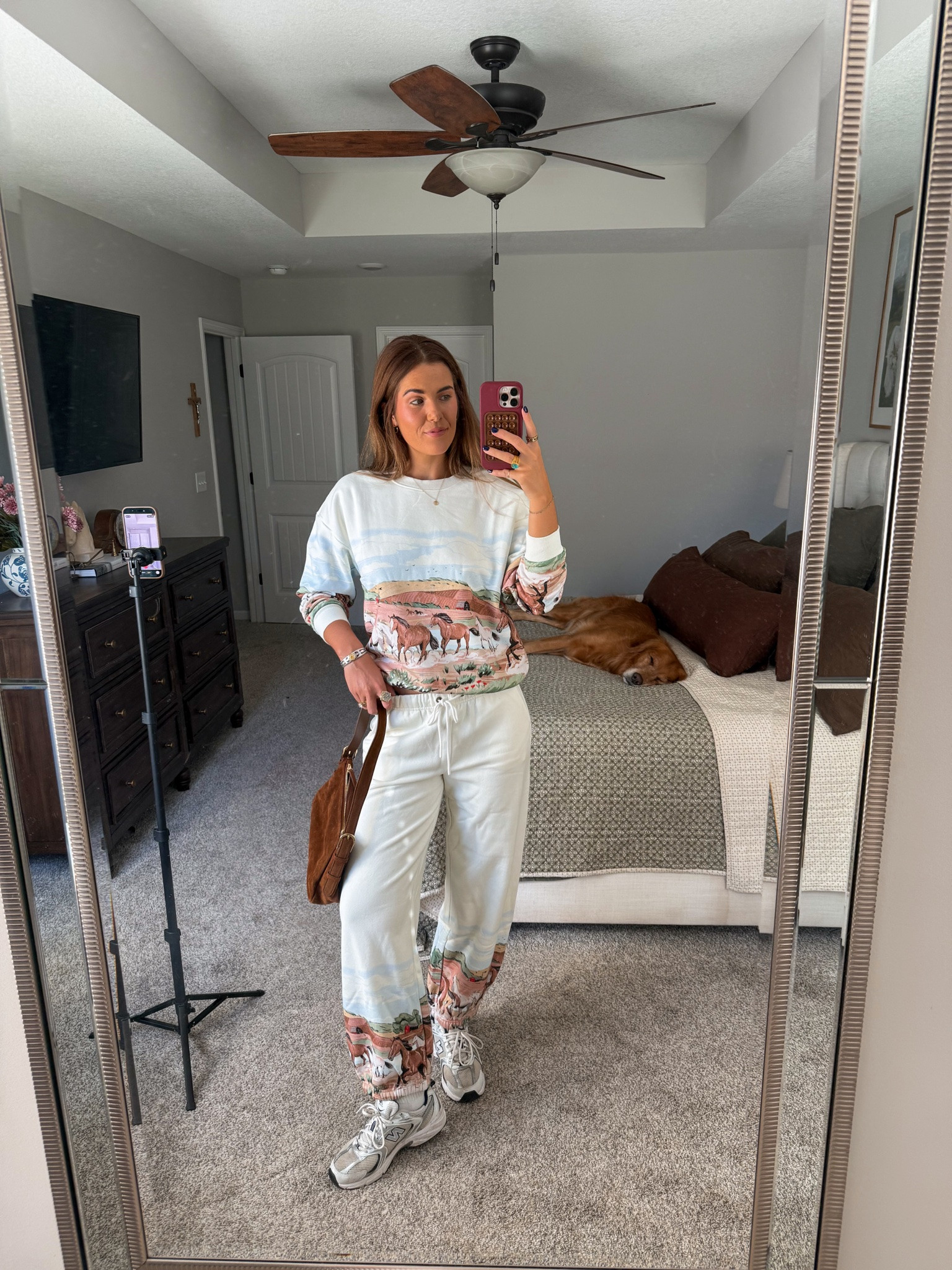 horse sweat set! wearing a size small 


montana outfit inspo, western fashion, cowgirl boots, jackson hole outfit