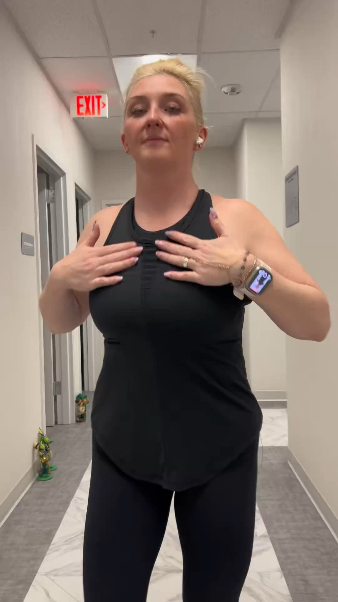 Simple black gym outfit I’ve been wearing nonstop.
Supportive tank + high waist leggings that stay put during workouts.
