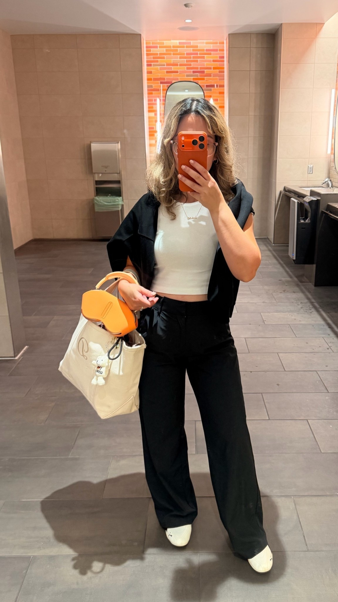 Airport ootd 🖤 

#airportstyle #momstyle #ootd #aloyoga #alo #pumaflats #puma #appleheadphones #headphones #travelootd #traveloutfit #travel #llbeanbag #totebag #blackandwhiteoutfits #styletip #outfitideas #airpodmaxheadphones #comfystyle

#LTKootd #LTKTravel #LTKmomlife