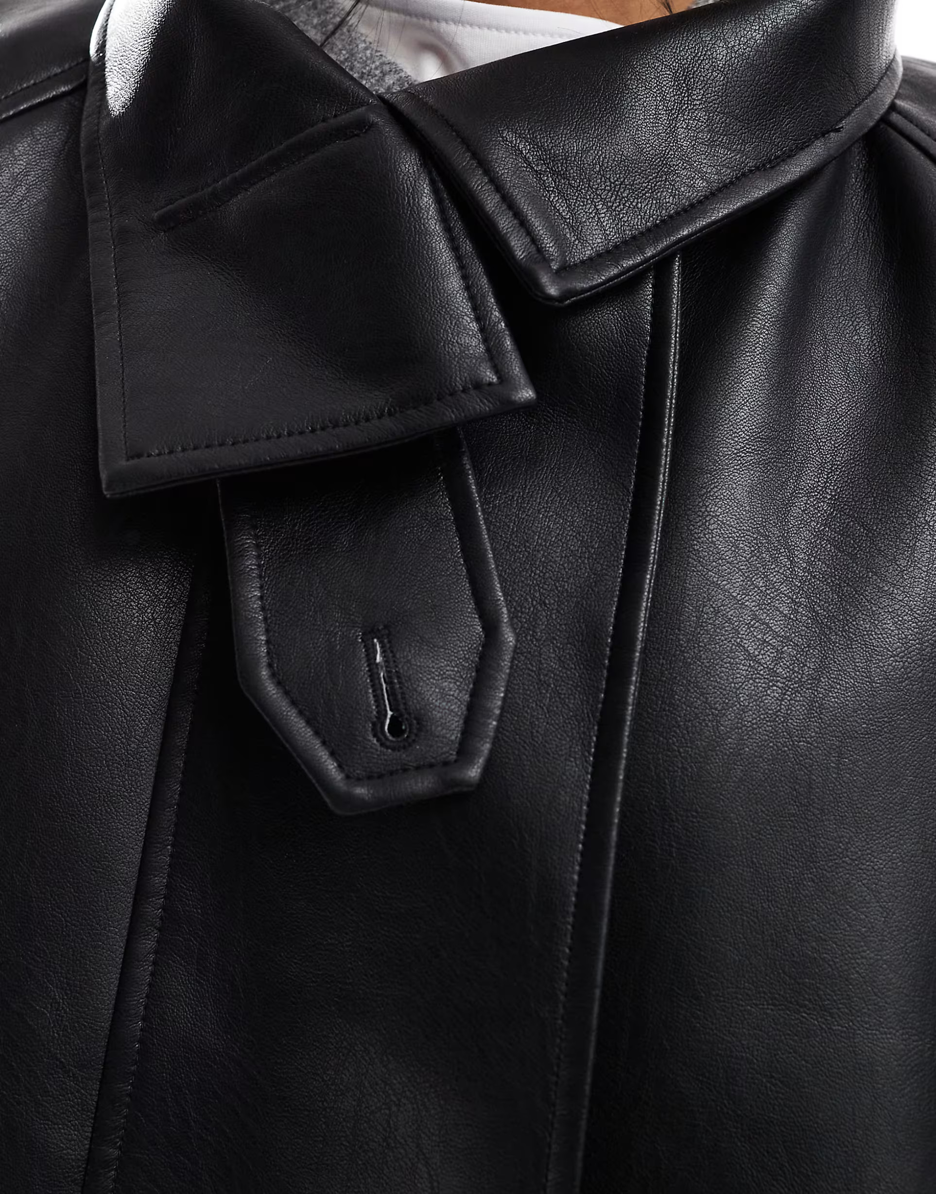 ASOS DESIGN – Jacke in schwarzer Lederoptik mit Cape-Detail | ASOS (Global)