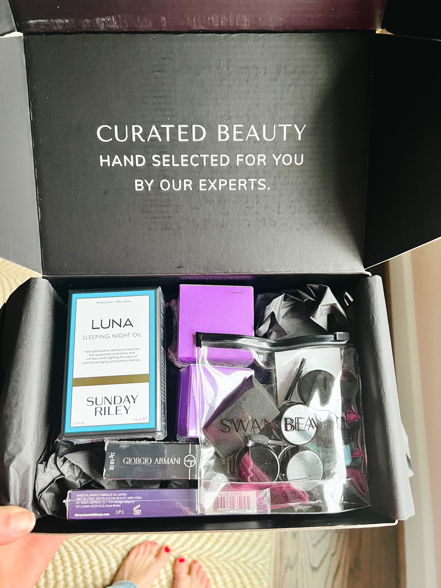 What I got in my new Swan Beauty Box: 
- ARMANU Lip Power (shade 502)
- KEVYN AUCOIN Precision Brow Pencil (Brunette)
- Sunday Riley Luna Sleeping Retinoid Night Oil
- CHANTECAILLE Future Skin Gel Foundation (shade Camomile)
- (CHANTECAILLE Mermaid Eye Color - Shade Starfish)
#swanbeauty 


#LTKFind #LTKbeauty
