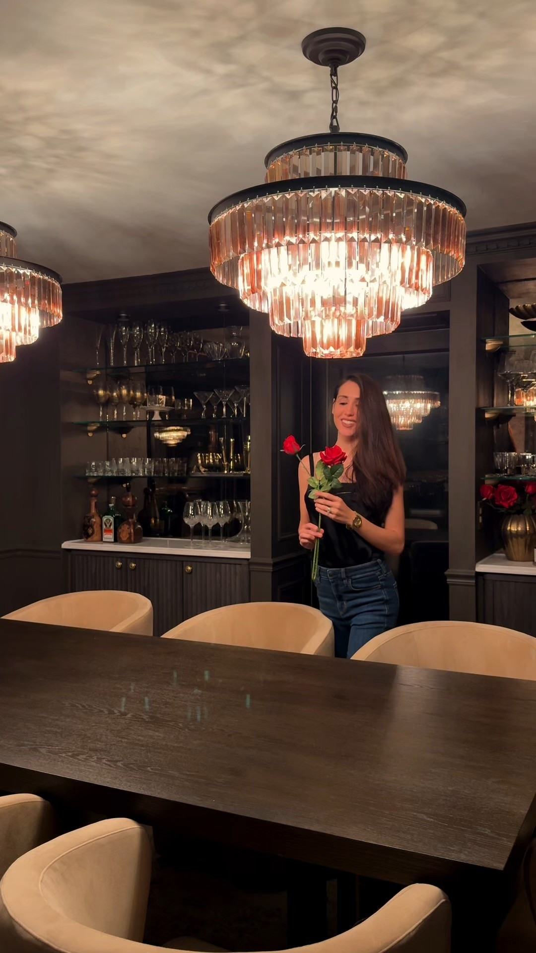 V-day date night at home >>
Comment LOVE for links to create this setup!
#luxuryinteriors #datenightathome #valentinesday
#moodyinteriors #romantichome