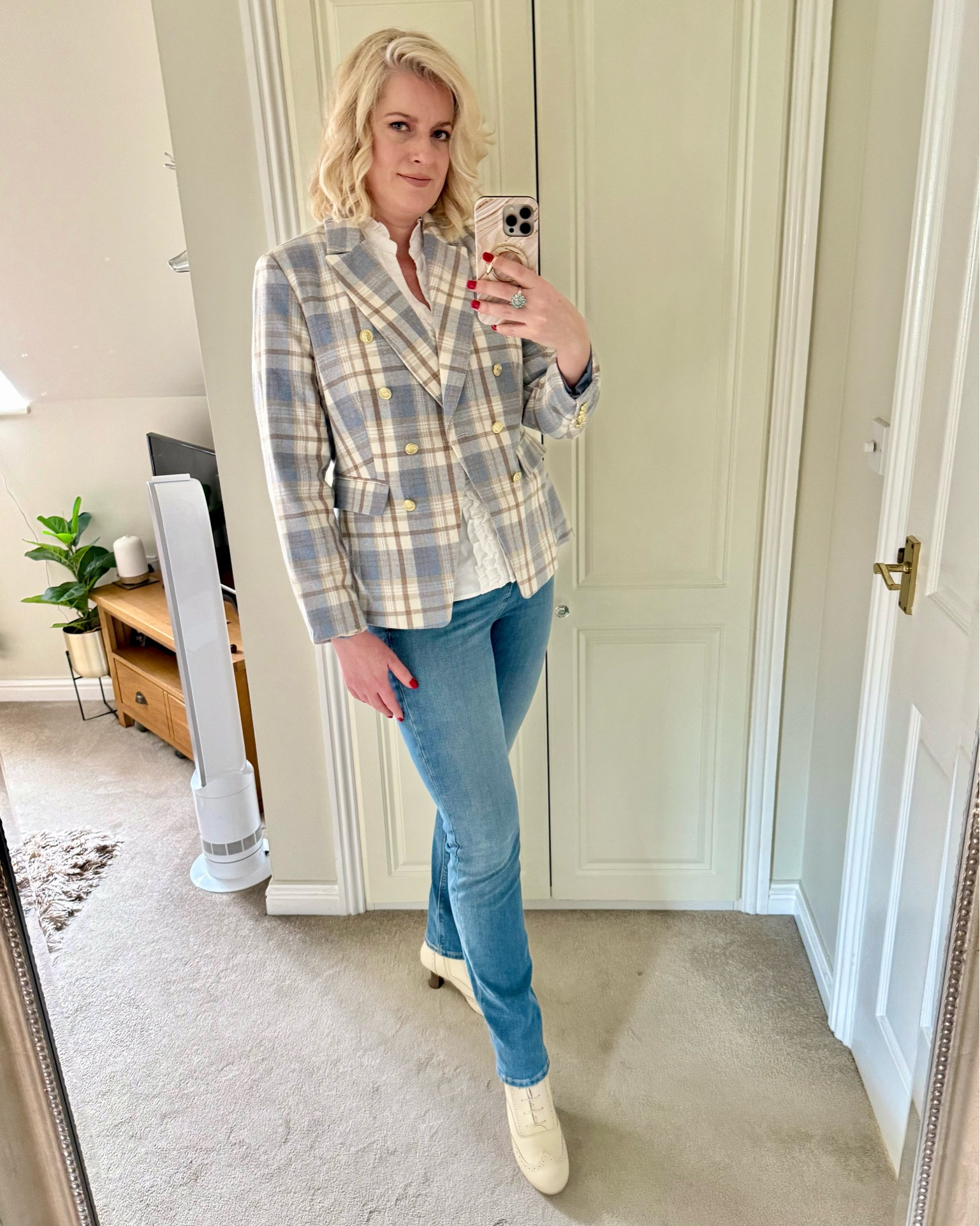 Hi everyone! I did a Joe Browns haul on stories the other day & a lot of you seemed to like what I had to show. One of my favourites was this check blazer. It’s timeless & on trend with the country chic look. Underneath I wearing a white fitted ruffle blouse & with M&S jeans & vintage cream boots. 


Tall, U.K. blogger, midsize, casual chic, 40 plus.

#LTKspring #LTKstyletip #LTKjeans