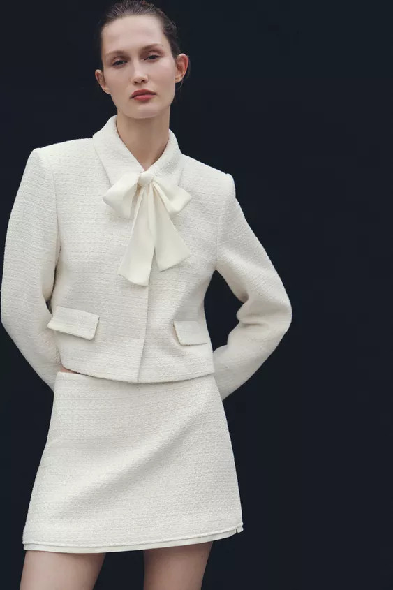 Lapel collar blazer with long sleeves and shoulder pads. Front flap pockets. Front bow detail. Fr... | Zara US