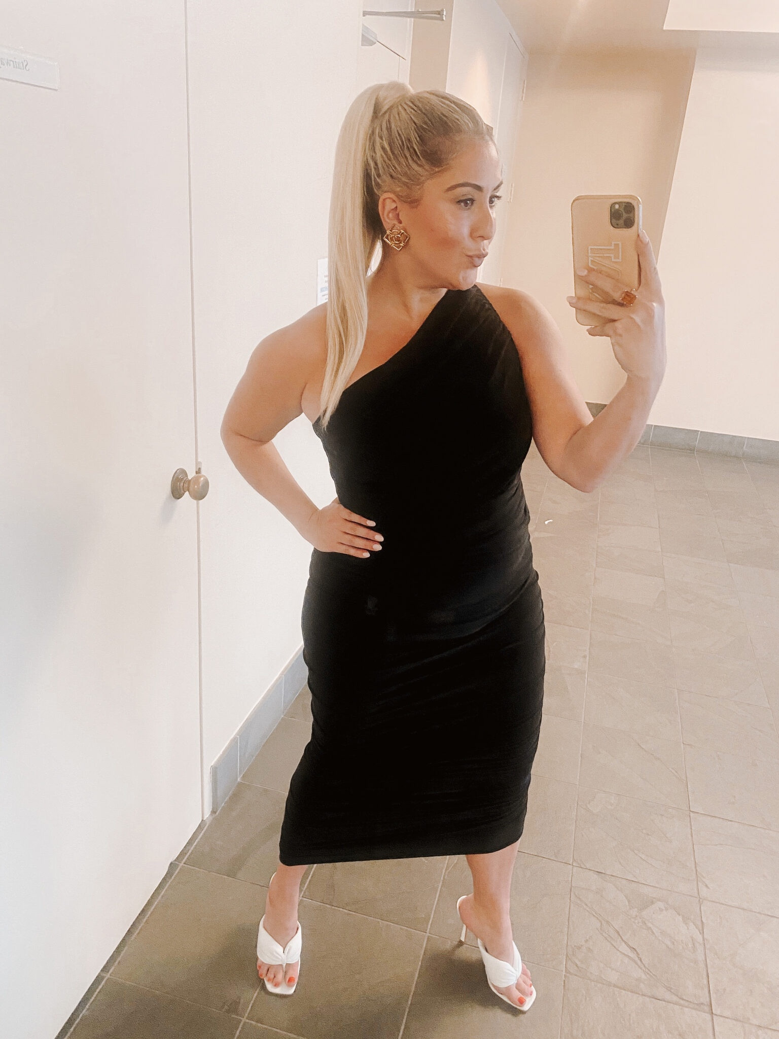 Norma Kamali Diana Dress
wearing a medium 
20% off until 7/9 

#LTKwedding #LTKxAnthro #LTKsalealert