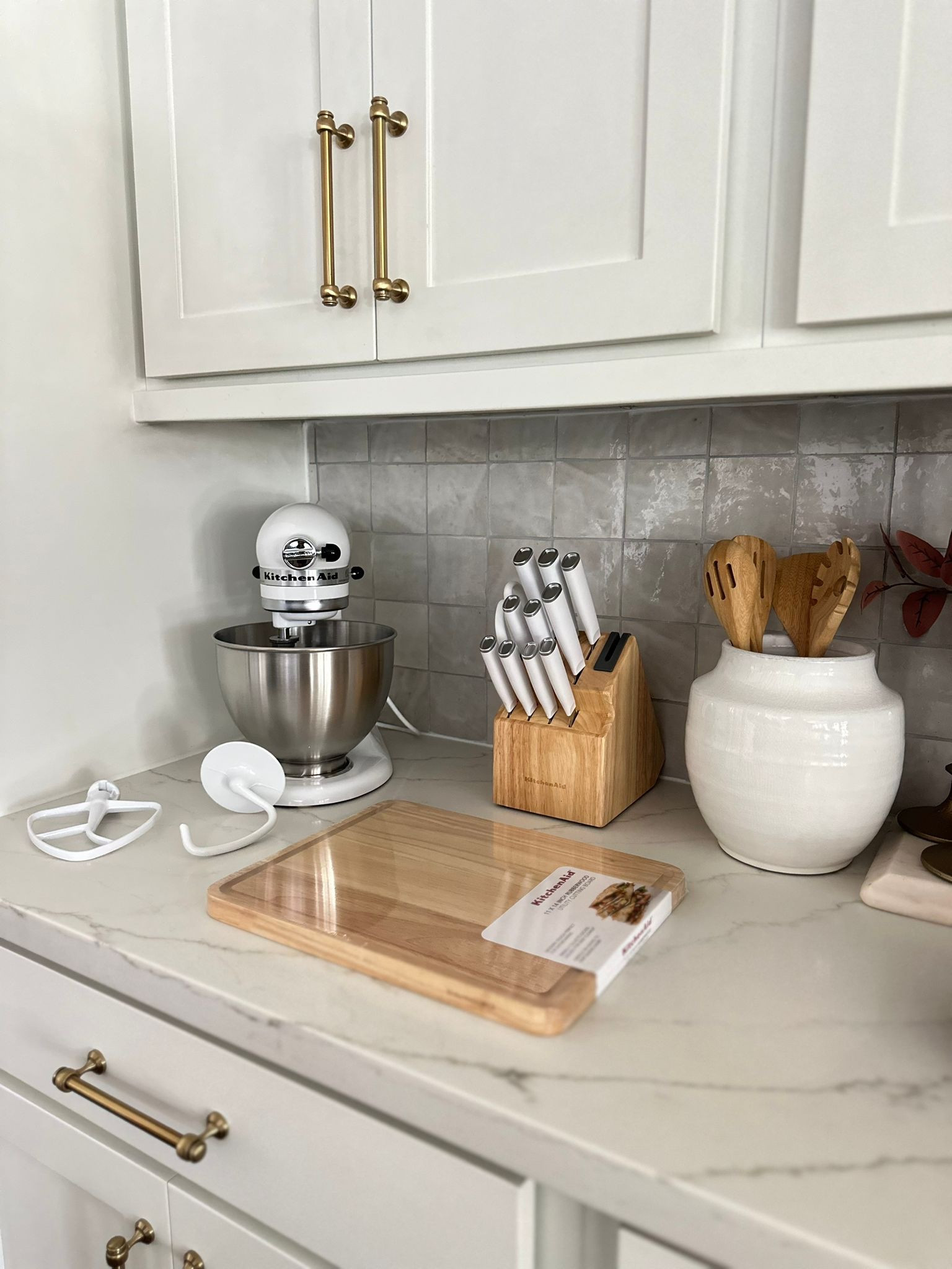 Comment FALL HOST for 🔗!! 🍂 I cannot believe hosting season is basically here and I found some cuteeee stuff for y’all on @walmart!! #walmartpartner

First- my mom has always sworn by her Kitchen Aid mixer and all of their small electronics! She loves to cook and bake so this mixer is her bff! I was also thrilled to find this knife set in white with silver since many of you ask me to share silver kitchen must haves! And finally- can y’all believe the cutest glasses! They come as sets of four and in two different heights. Head to my @shop.ltk to see more!

@walmart 
#walmartpartner
#walmartmusthaves

#LTKOver40 #LTKHome #LTKSeasonal