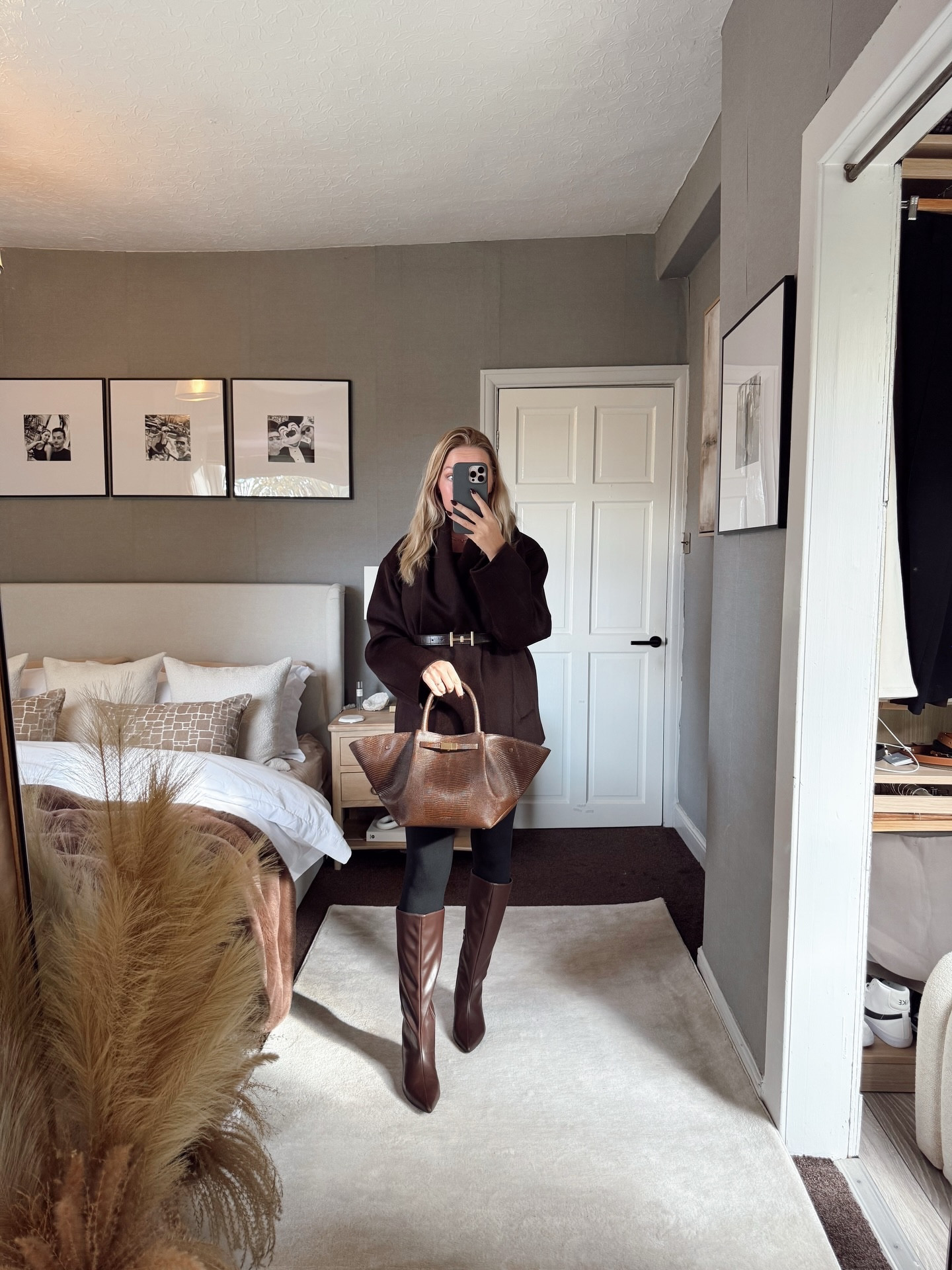 If you’re reading this, yes—this is my casual look. 🤎🍂

Me on a Sunday, freezing, procrastinating editing, and still pretending this is a totally normal way to spend my day. 

#FashionInspo #OOTDShare  #brownoutfitedit #outfit #classyoutfit
