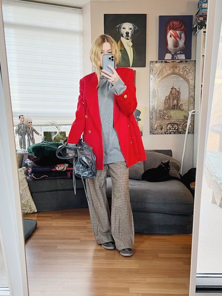 Grey and brown is one of my favourite minimalist paintings that you would think doesn’t work. Then I paired it with an 80s cashmere blazer by Escada in a bright red.
Blazer vintage and bag consignment. 
. 
#winterlook  #torontostylist #StyleOver40 #80svintage  #balenciaga #secondhandFind #fashionstylist #slowfashion #vibtageescada #FashionOver40  #MumStyle #genX #genXStyle #shopSecondhand #genXInfluencer #genXblogger #secondhandDesigner #Over40Style #40PlusStyle #Stylish40


#LTKstyletip #LTKover40 #LTKitbag