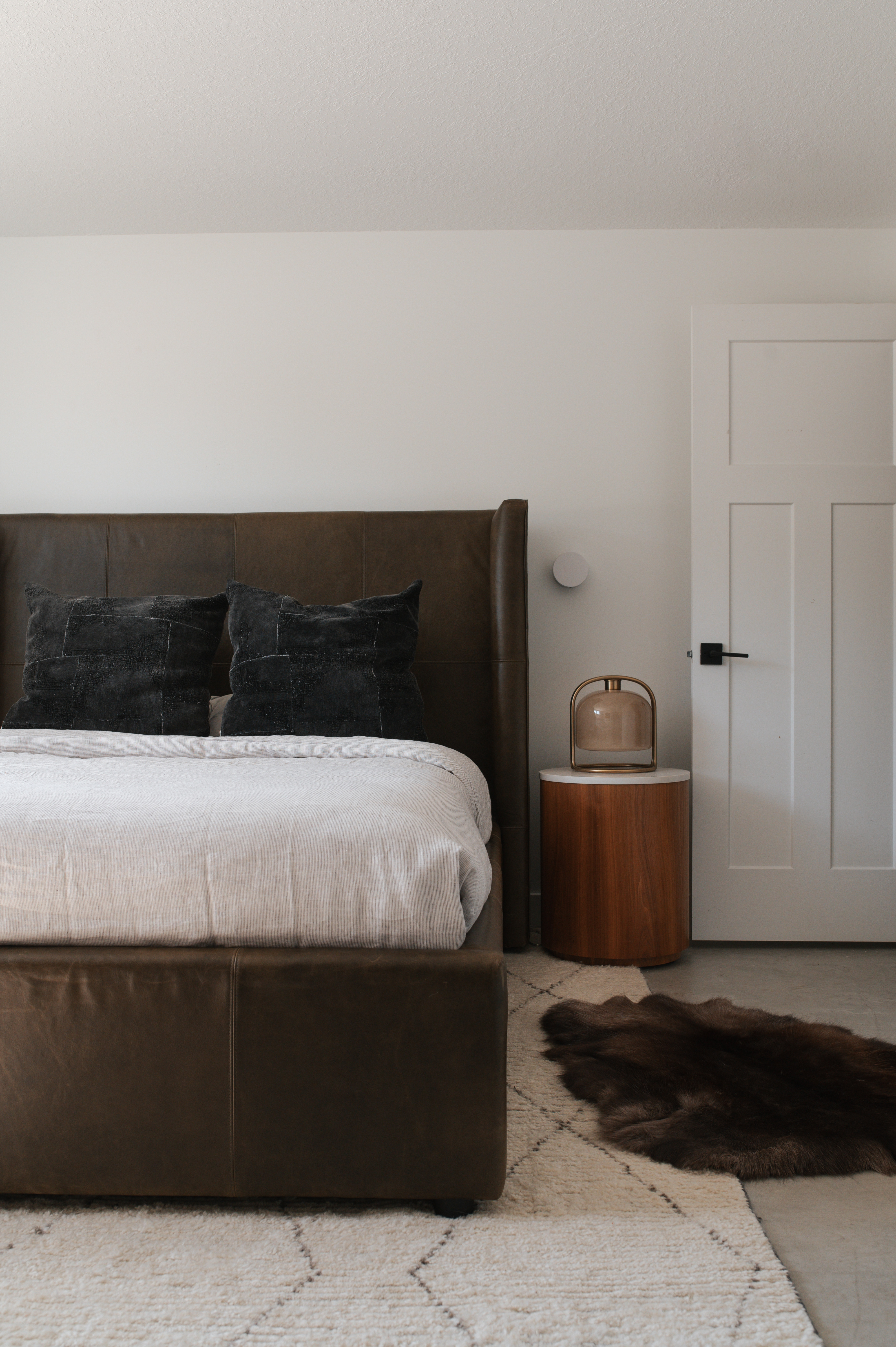Boy modern bedroom.
Adore this green leather bed so much. Cozy bedding and super soft rug! 
Also- that lamp! 

#LTKHome