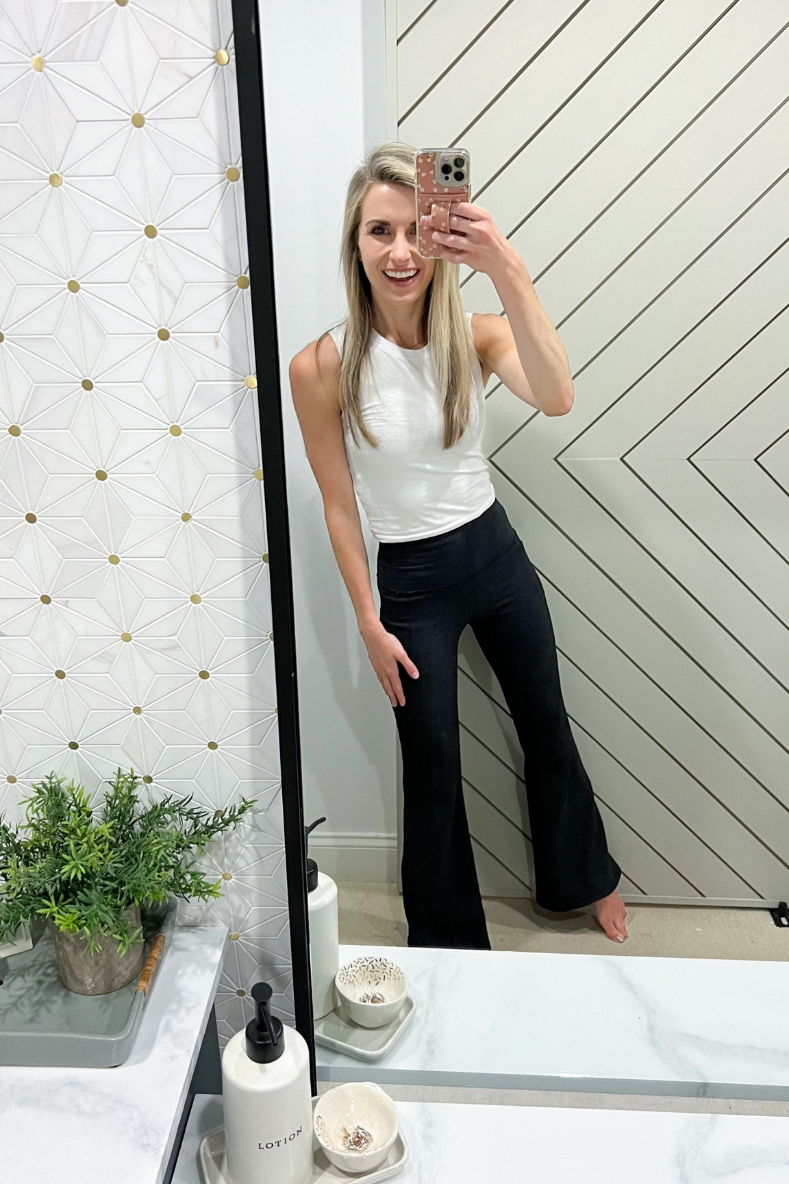Today’s DIY fit in front of my new favorite DIY - a couple of my favorite basics!

XS in flares + tank 



#LTKhome #LTKfit #LTKFind