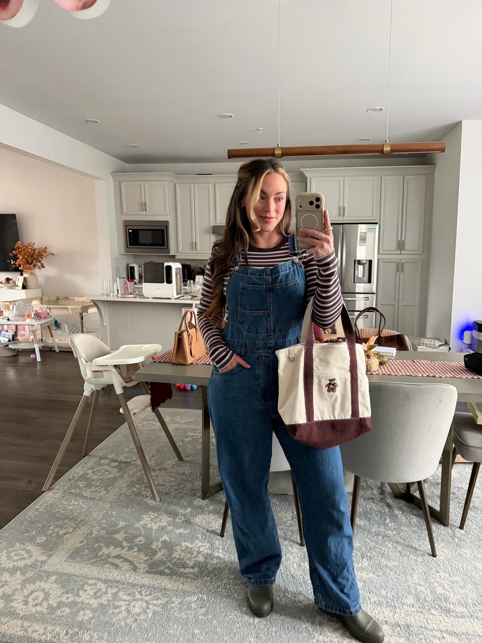 Love a good overall and rain boot outfit for fall 🍂🍁☕️
