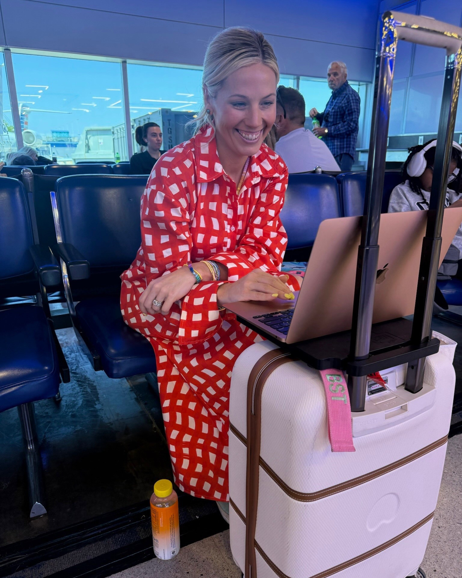 Using my new go desk in the airport! Available on Amazon! 

#LTKFindsUnder100 #LTKStyleTip #LTKTravel