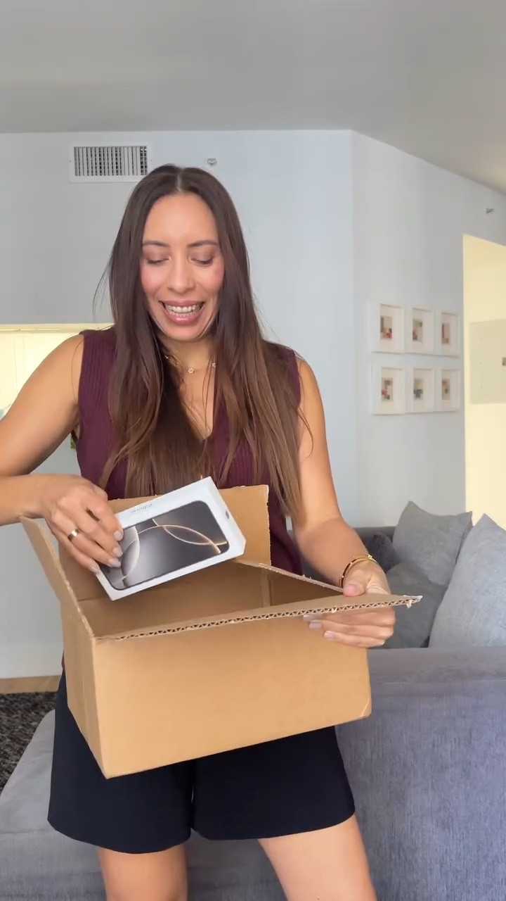 Unboxing y ¡Consejos para tu iPhone! 

📲Cómo configurar la cámara para una buena resolución
🧹Cómo borrar personas y objetos de tu foto super fácil 
Tengo el iPhone 16 Pro Max @apple 

¿Cuál tienes?

#iphone #iphonetips
#iphonetricks #iphone16promax
#iphonetip #editarfotos #apple

#LTKWatchNow #LTKWorkwear