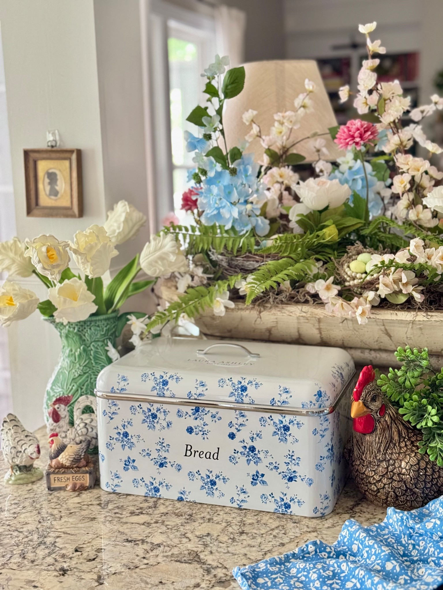 Hiding hamburger buns has never looked this cute! I’m completely smitten with the China Rose bread bin from @MyVQUS x @LauraAshleyUSA. It keeps everything tidy and fresh and looks like it stepped out of a storybook kitchen.

More of this dreamy collection coming soon, but I had to start with this little moment of everyday magic.