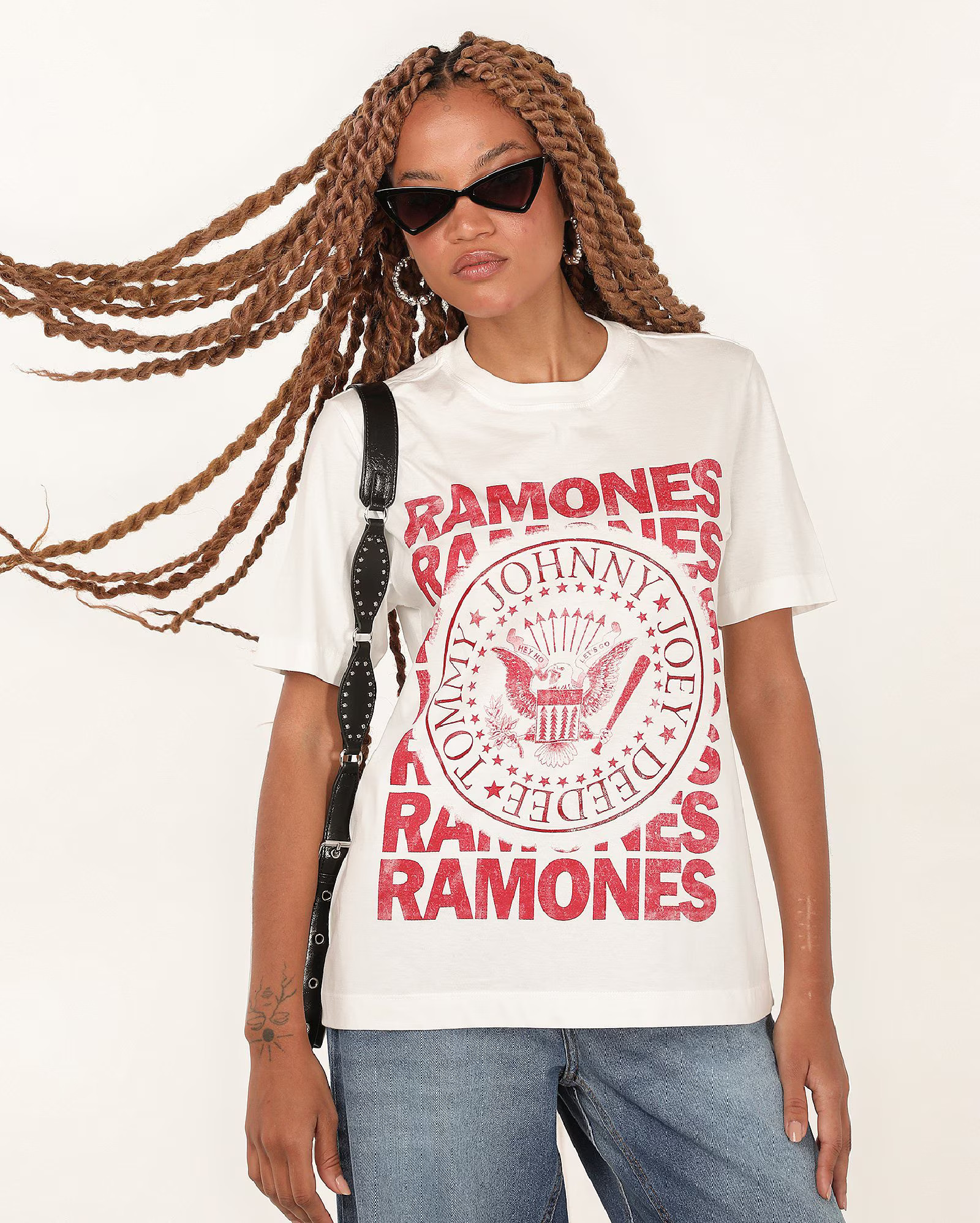 Camiseta feminina oversized estonada branca | Ramones | Riachuelo (BR)