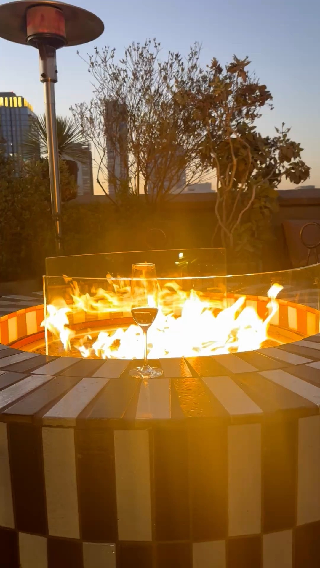 Fireplace and wine — the perfect way to unwind and ease into the evening.


#Fireplace
#WineTime
#CozyEvening
#WeekendMood
#WarmGlow
#ChicLiving
#LTKHome

#LTKHome