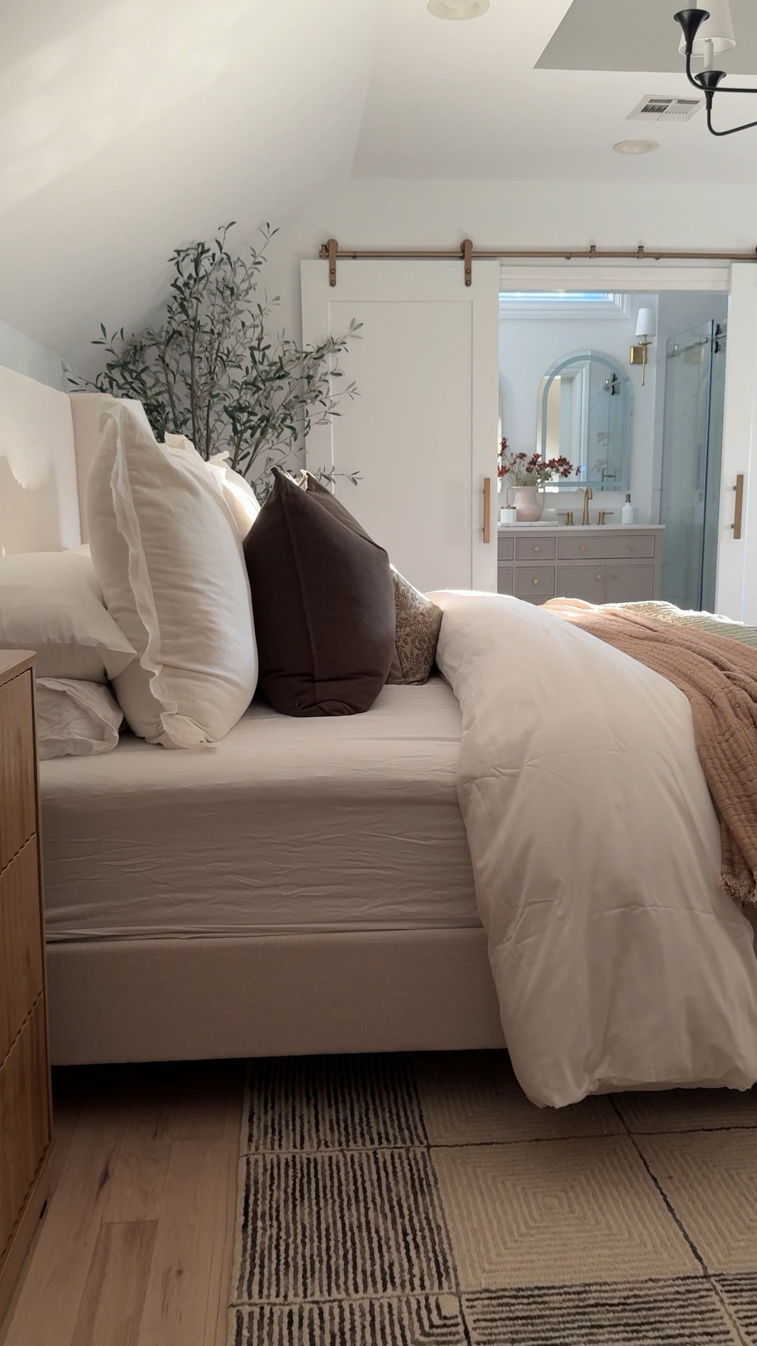 Transitional, Neutral, Modern Bedroom inspo idea 💡 

	•	This stunning king upholstered bed frame is under $550!
	•	Painted the walls and trim in Chantilly Lace by @benjaminmoore for that fresh, clean vibe.
	•	Repurposed a 3-drawer dresser as a nightstand to add extra storage.
	•	Almost all the bedding is from Target & Amazon—stylish and affordable!
	•	Rug is a 9x12 from the Chris Loves Julia x Loloi collection.


#HomeDecorOnABudget #NeutralBedroom #LTKHome

#LTKHome #LTKStyleTip #LTKVideo