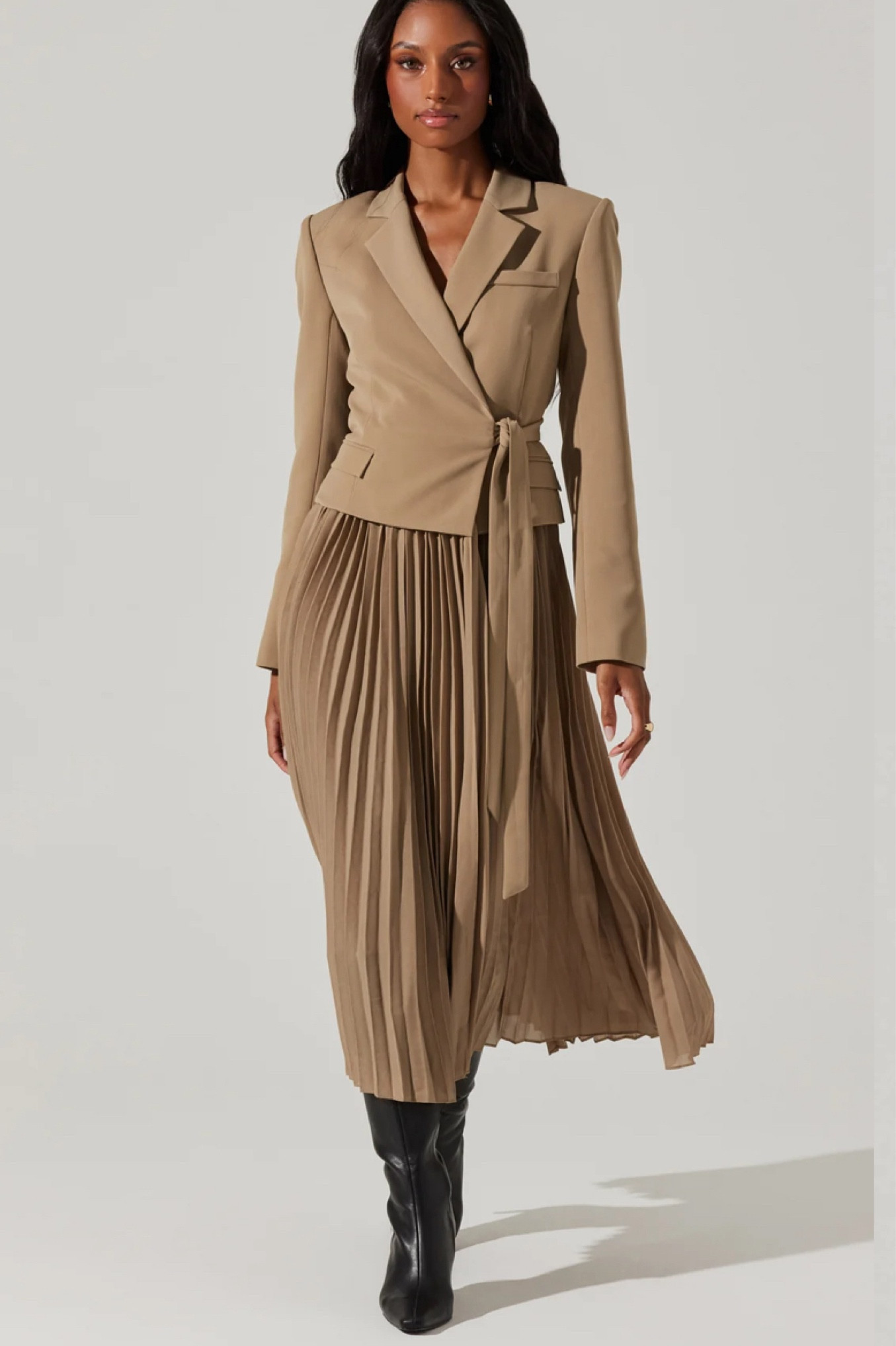 Perfect dress for work


Corporate style, business, professional dress, what to wear for work, wrap dress blazer

#LTKFallSale #LTKWorkwear #LTKStyleTip