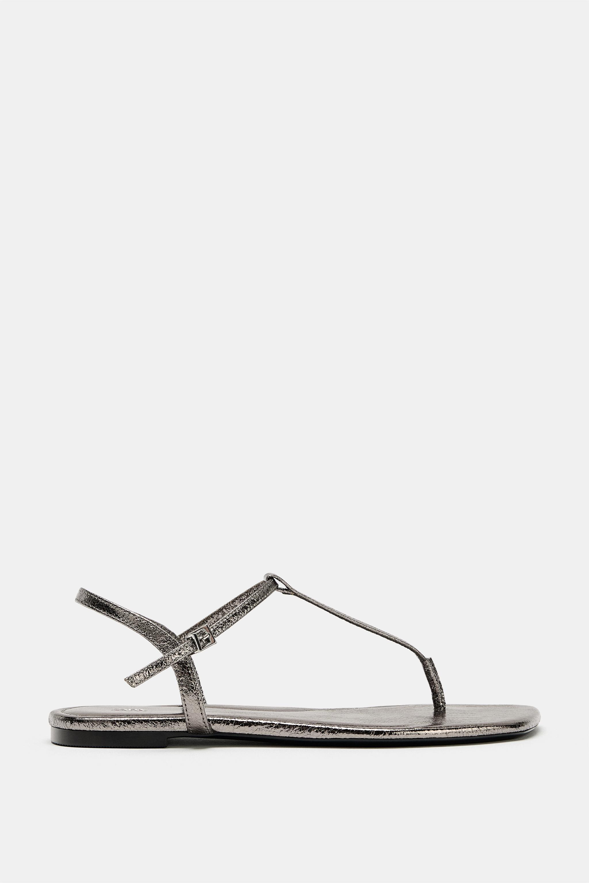 BeschreibungMaterialzusammensetzungMa\u00dfeGr\u00f6\u00dfe des Models: 181 cmFlache Sandale. Obe... | Zara US