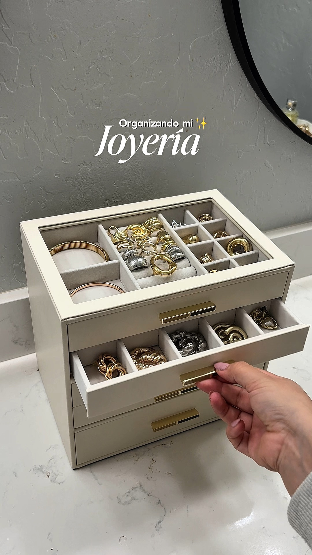 El mejor joyero con 5 pisos para guardar aretes, pulseras, collares y a hasta relojes 🥰

#LTKBeauty #LTKStyleTip