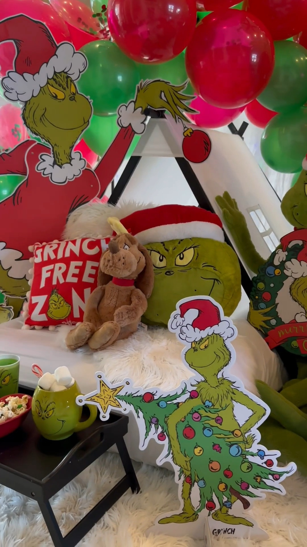 It’s the, the…THE GRINCH! 💚

Here’s your sign to have a Grinch themed movie night this holiday season! 

#LTKSeasonal #LTKParties #LTKHoliday