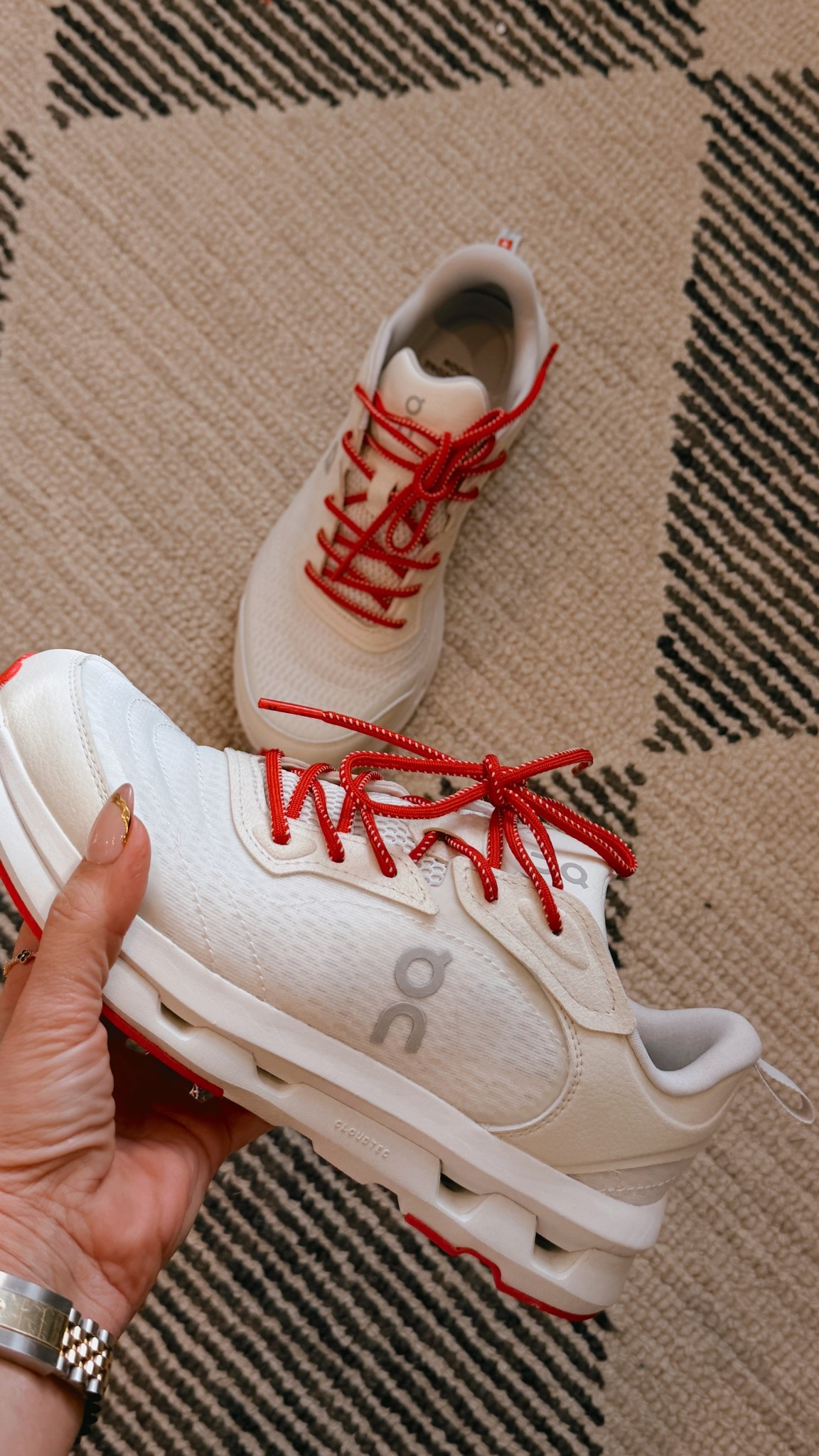 Absolutely love the the red details on these sneakers 