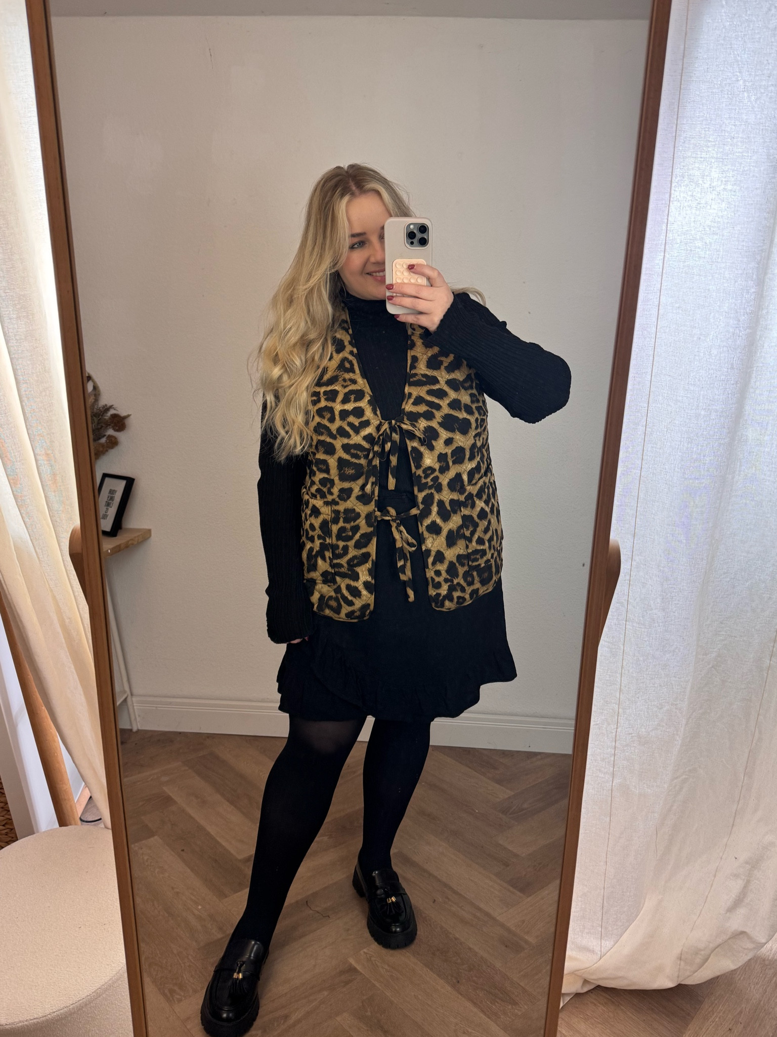 Leo 🐆 und black 🖤

In der Weste trage ich eine M 
Original Rock ist von Zizzi, älter / hab mal ähnliche A Linie Röcke raus gesucht 

#winteroutfit #plussizefashion #leo

#LTKeurope #LTKstyletip #LTKcurves